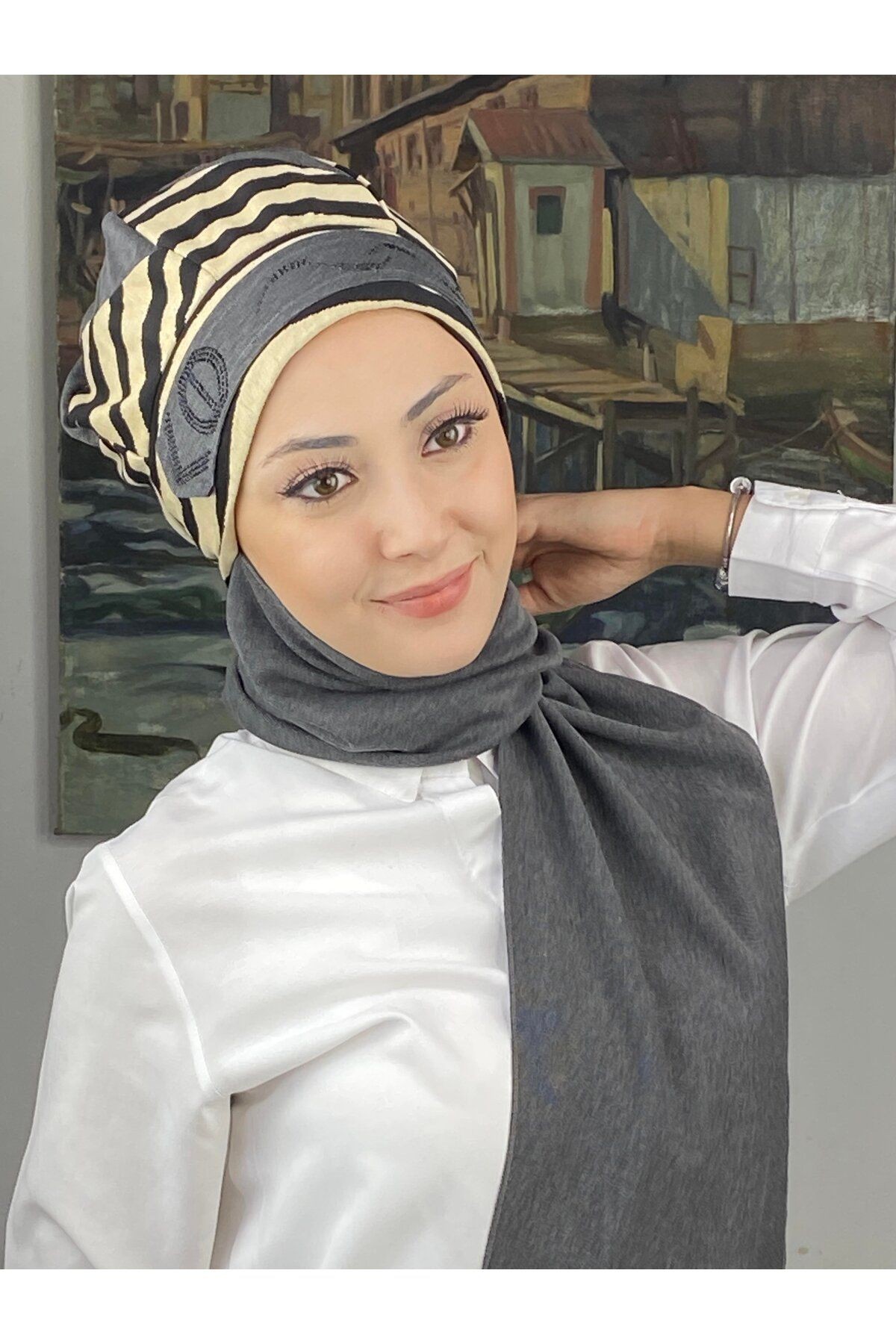 Çarkıfelek Model Taşlı Kemerli iri Krem Zebra Desen Koyu Gri Atkılı Bere