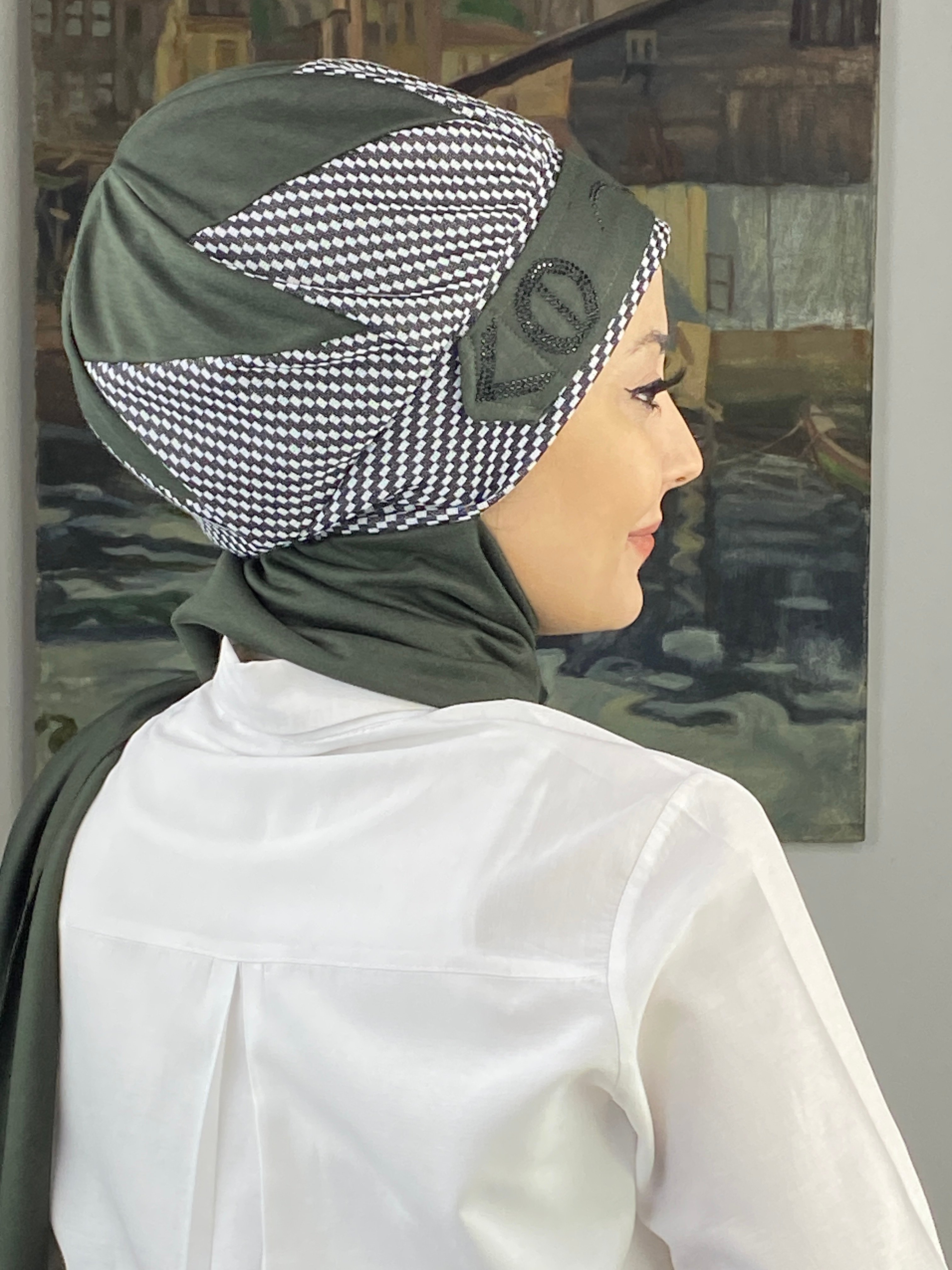 Çarkıfelek Model Taşlı Kemerli Gri Beyaz Zigzag Desen Koyu Neft Yeşil Atkılı Bere