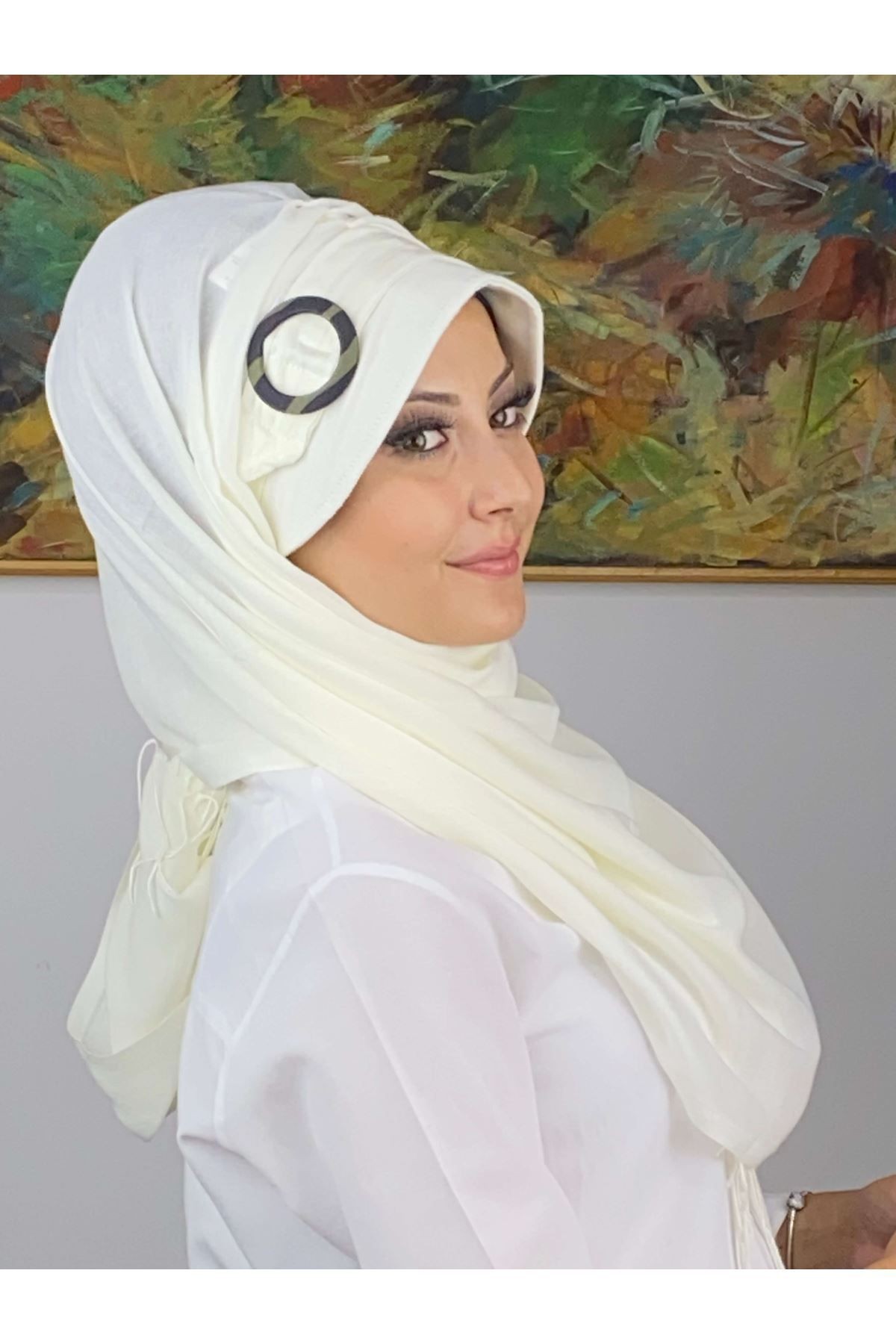 Beyaz Renkli Tokalı Siperli Şapka Şal