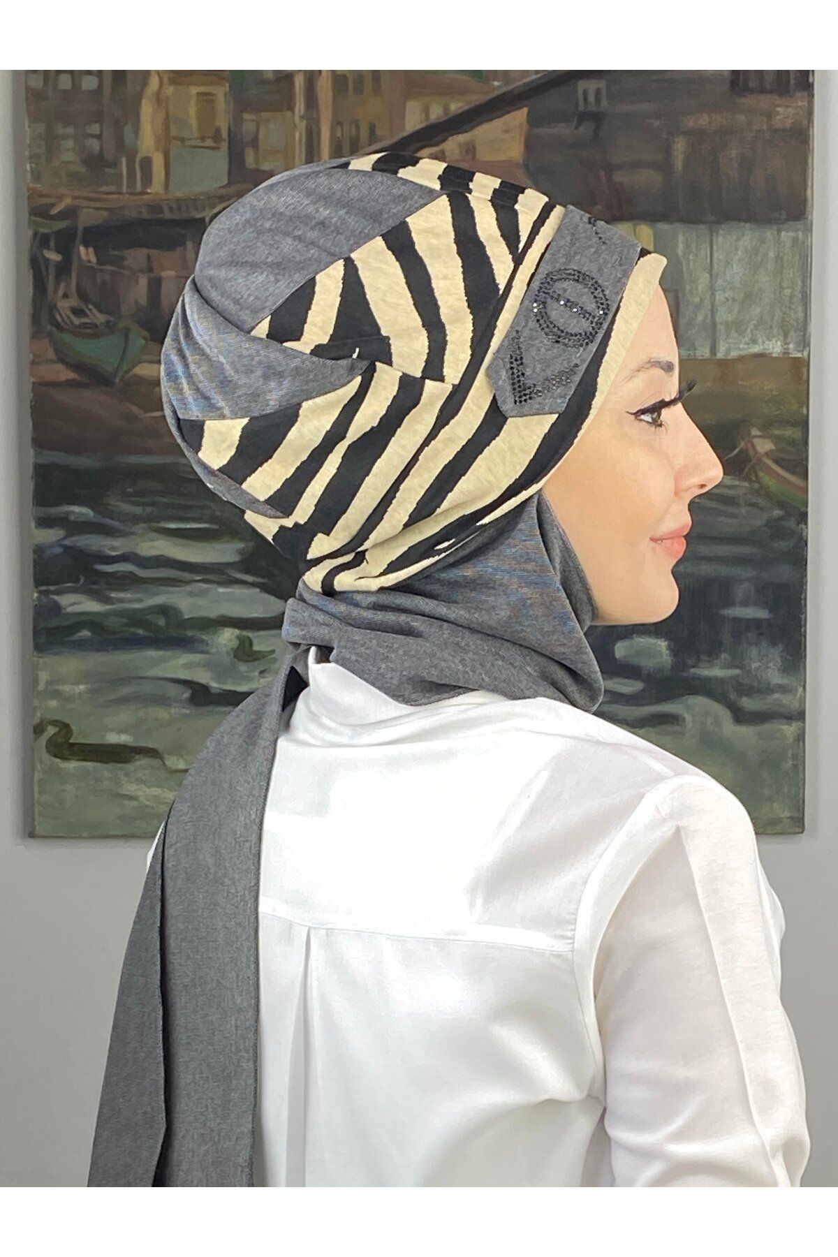 Çarkıfelek Model Taşlı Kemerli iri Krem Zebra Desen Koyu Gri Atkılı Bere