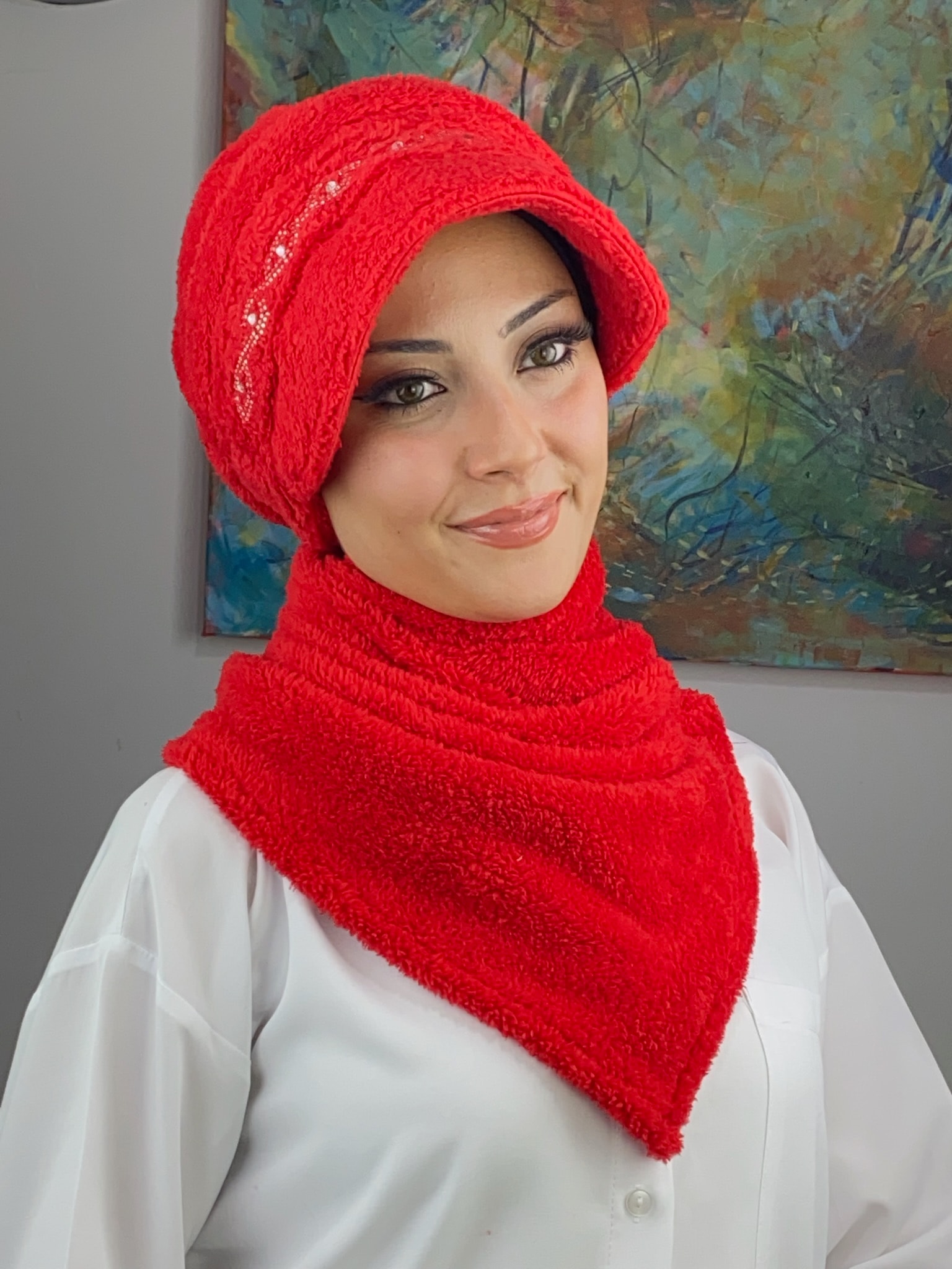 PELUŞ KARE TAŞ DETAYLI ŞAPKA 