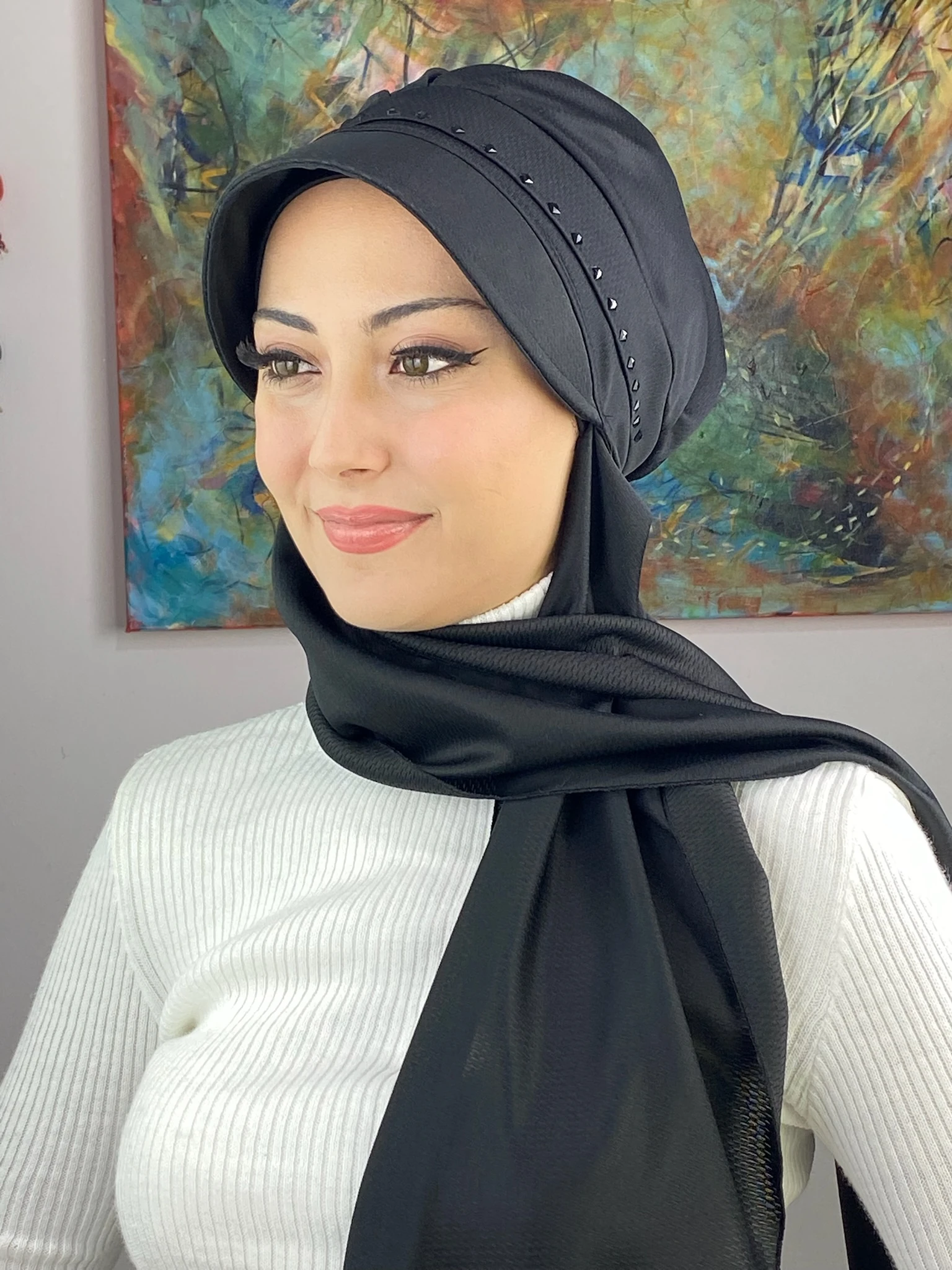 KARE SİYAH  TAŞ DETAYLI ŞAPKA