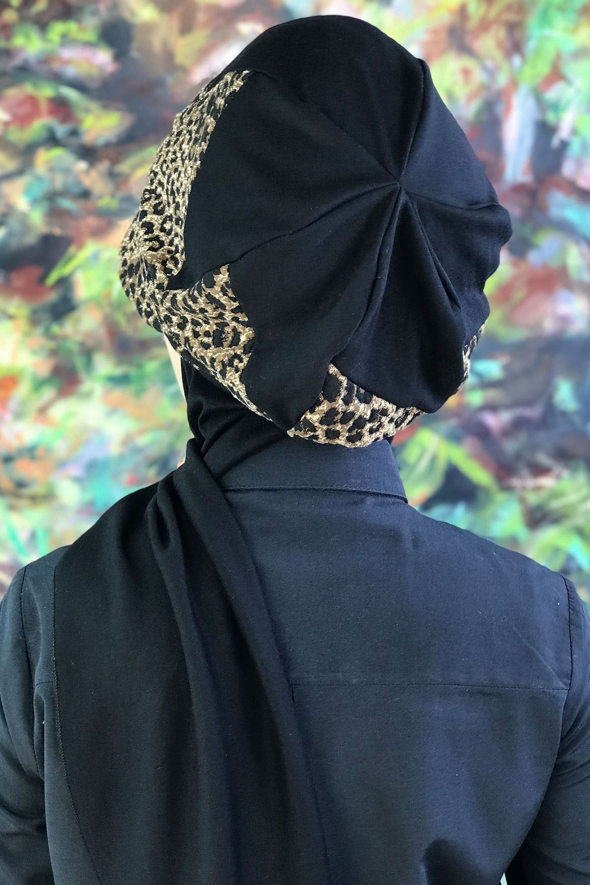 Leopar Desenli Çarkıfelek Model Tokalı Atkılı Siyah Şapka Şal