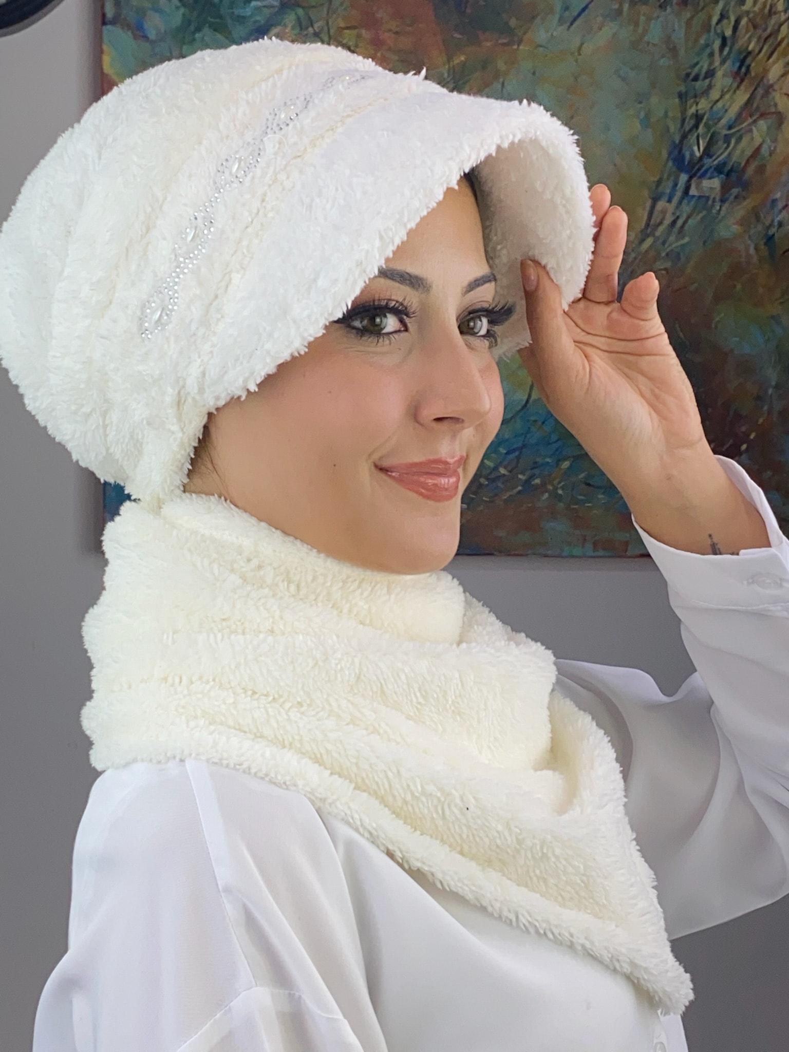 PELUŞ İNCİ TAŞ DETAYLI ŞAPKA 