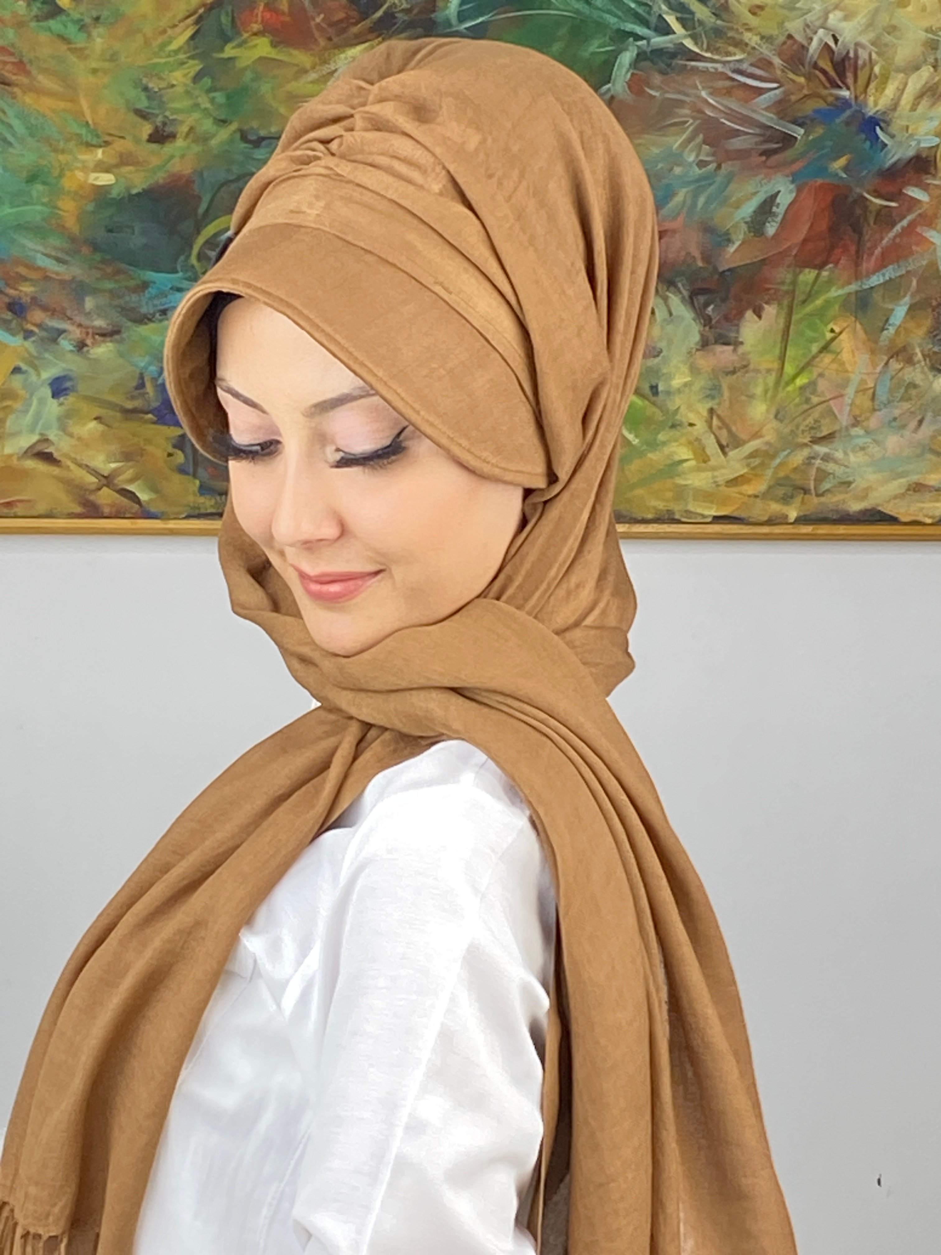 Açık Sepya Renkli Tokalı Siperli Şapka Şal