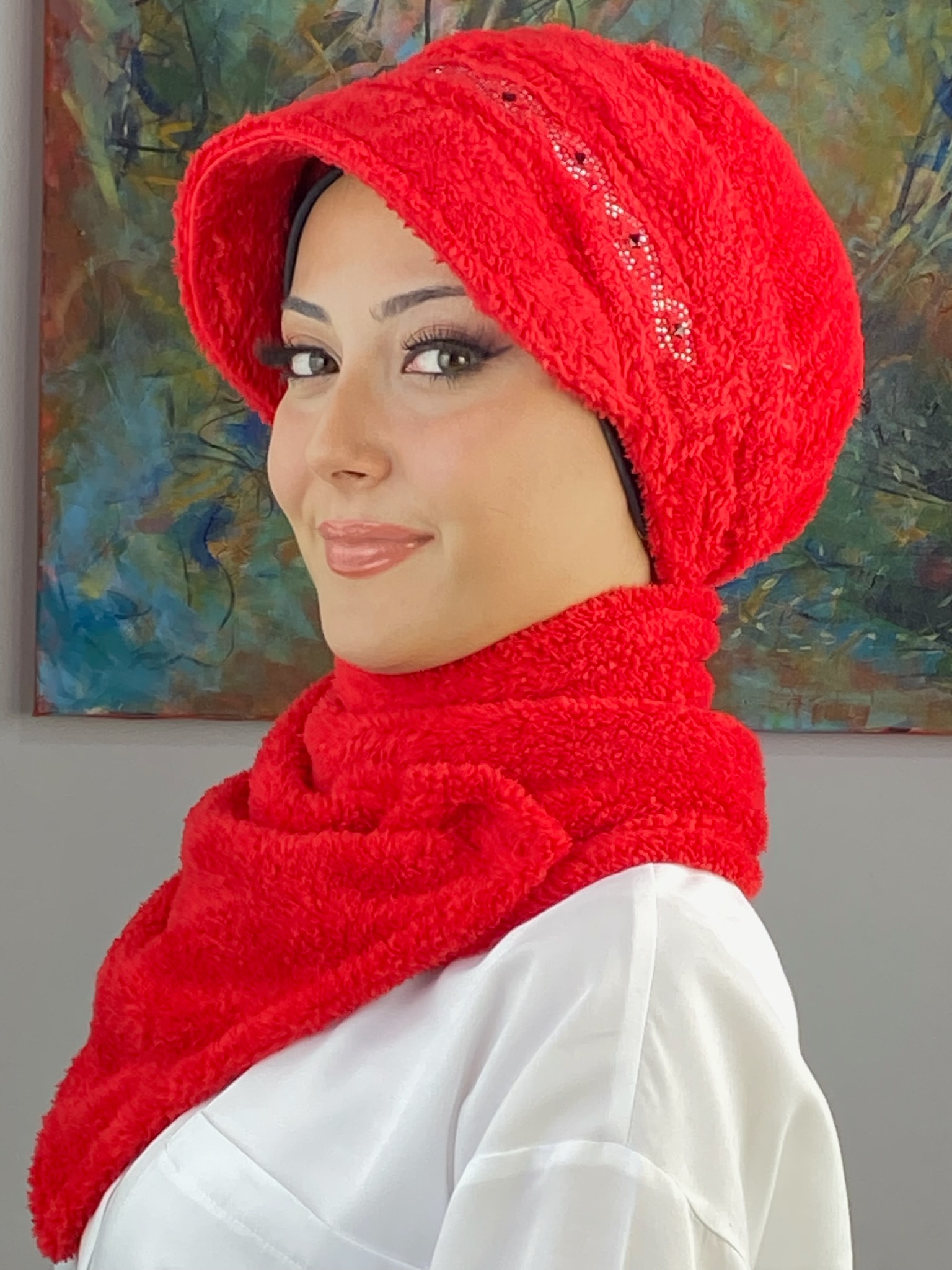 PELUŞ SİYAH KARE TAŞ DETAYLI ŞAPKA 