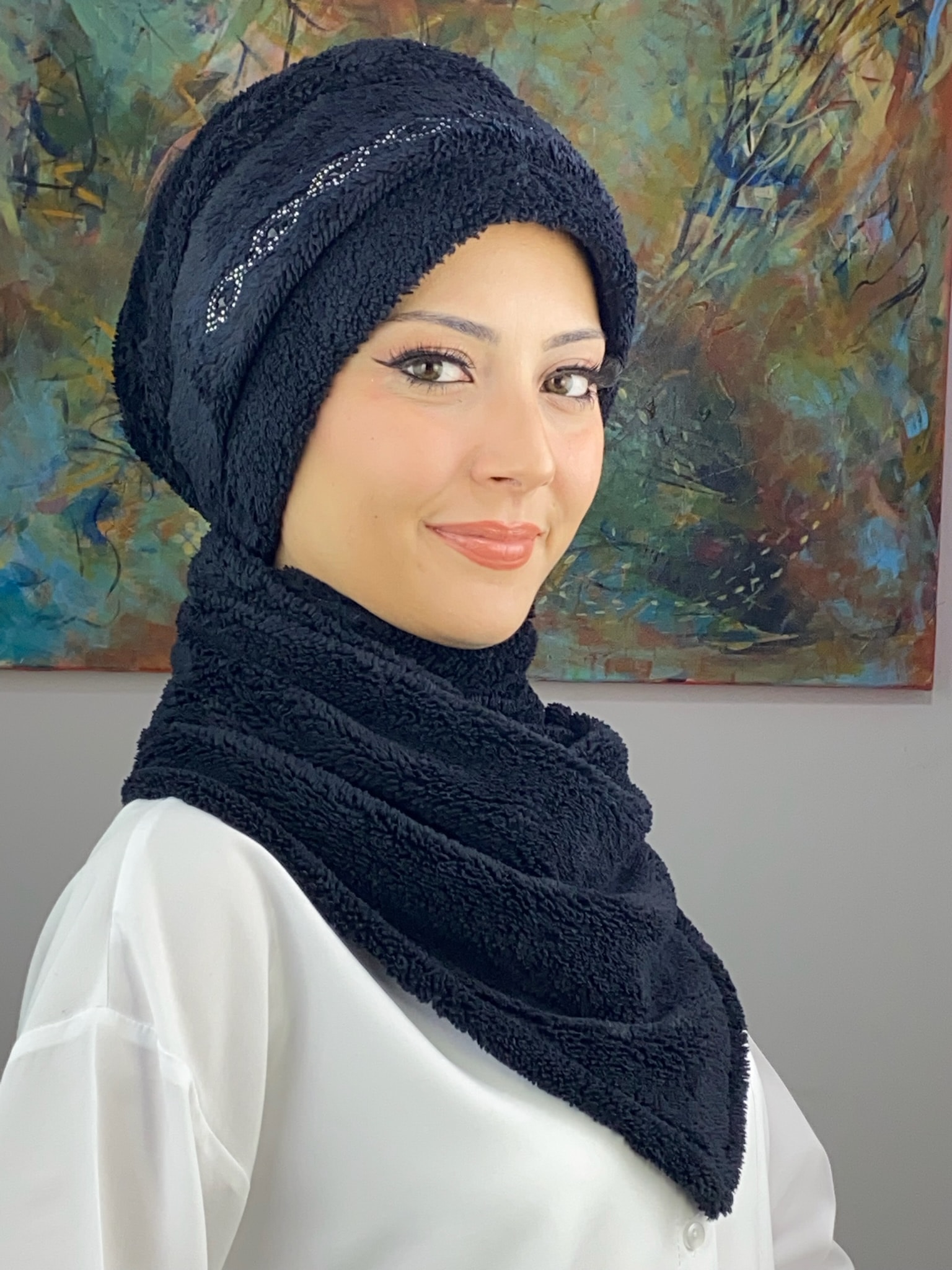 PELYUŞ SİYAH KARE TAŞ DETAYLI BERE 