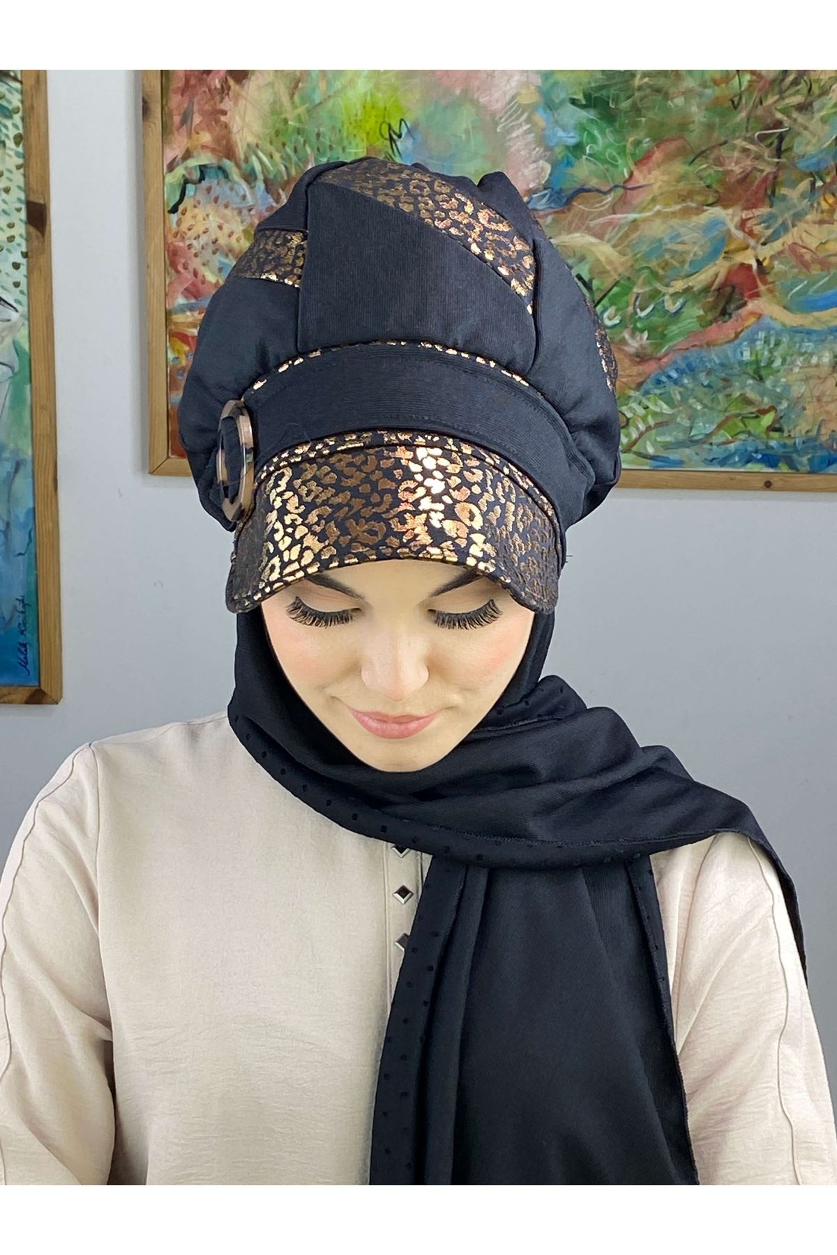 Parlak Bakır Leopar Şerit Detaylı Siyah Çarkıfelek Model Tokalı Atkılı Şapka