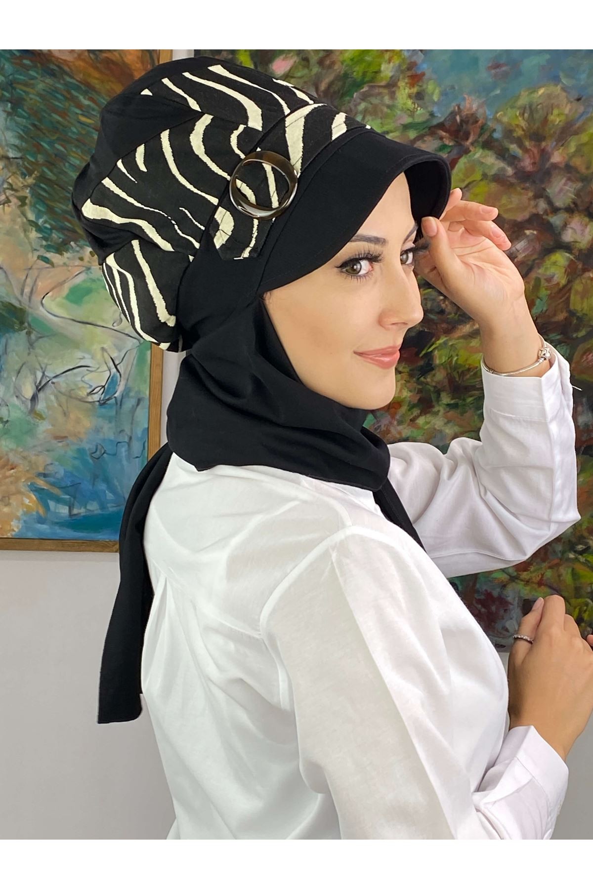 Parlak Zebra Desenli Siyah Tokalı Şapka Şal