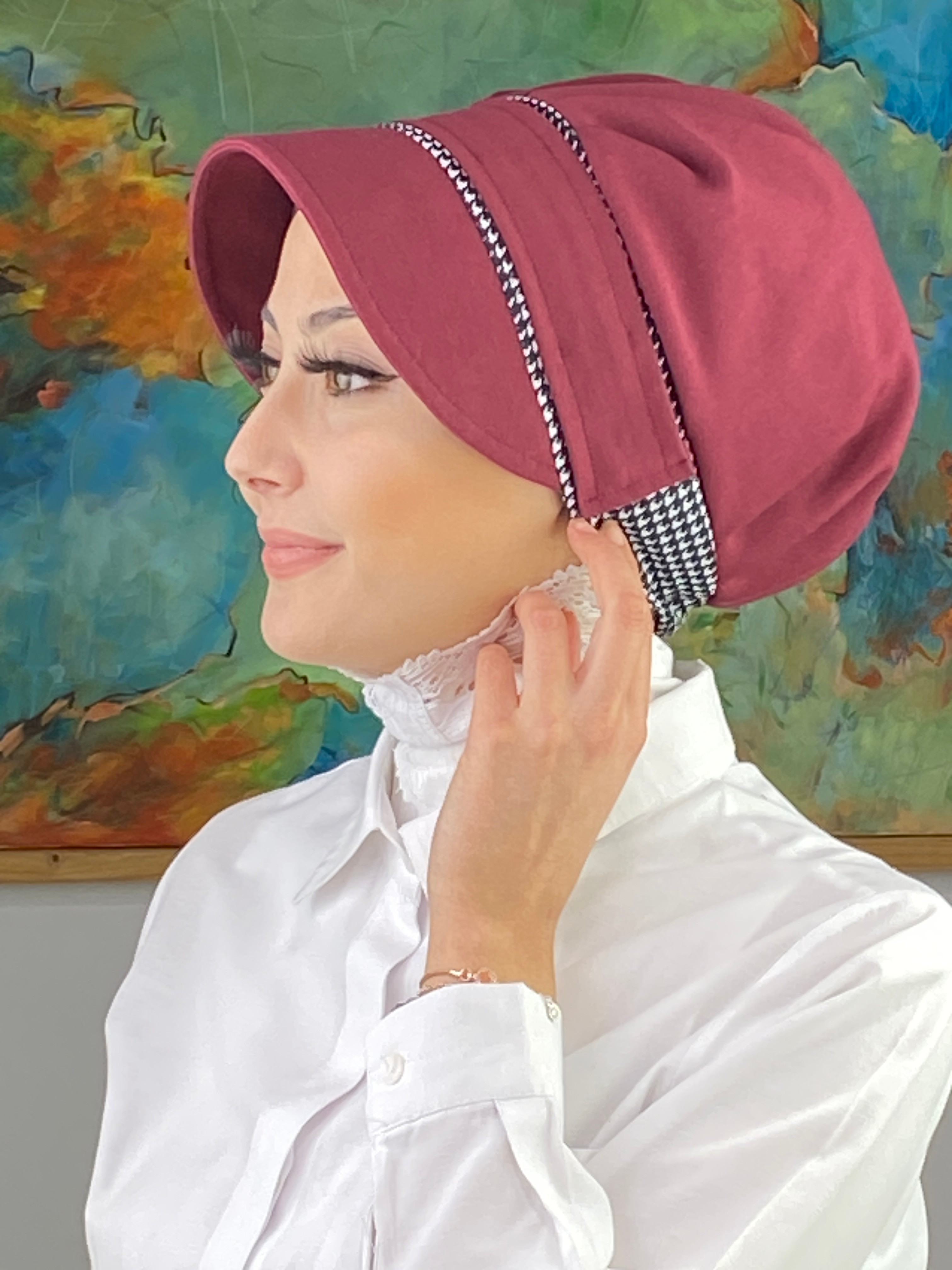 Nazlı Model Tokalı İri Siyah&Beyaz Kazayaklı Tesettür Şapka