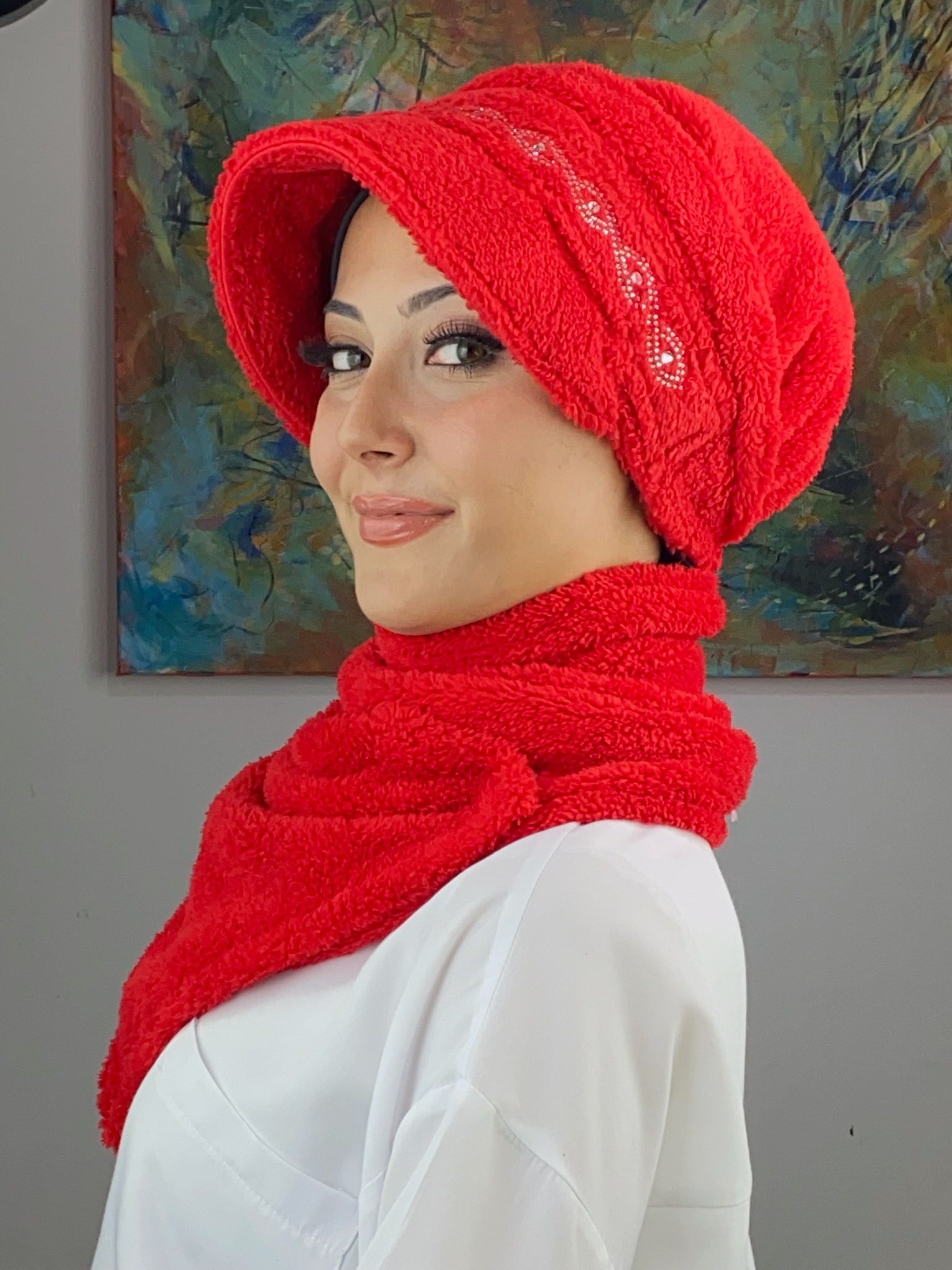 PELUŞ KARE TAŞ DETAYLI ŞAPKA 