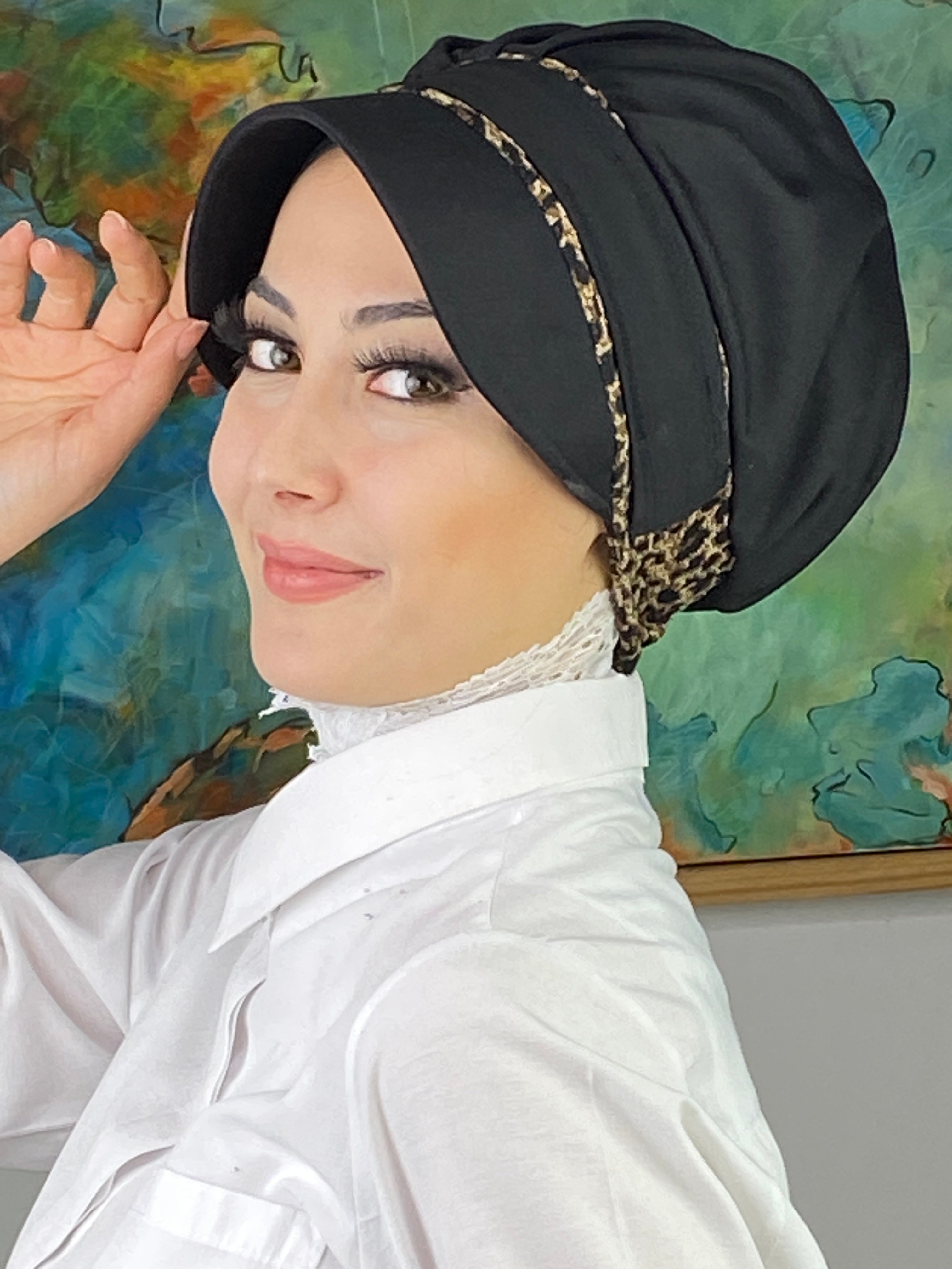 Nazlı Model Tokalı Kahverengi Leoparlı Tesettür Şapka