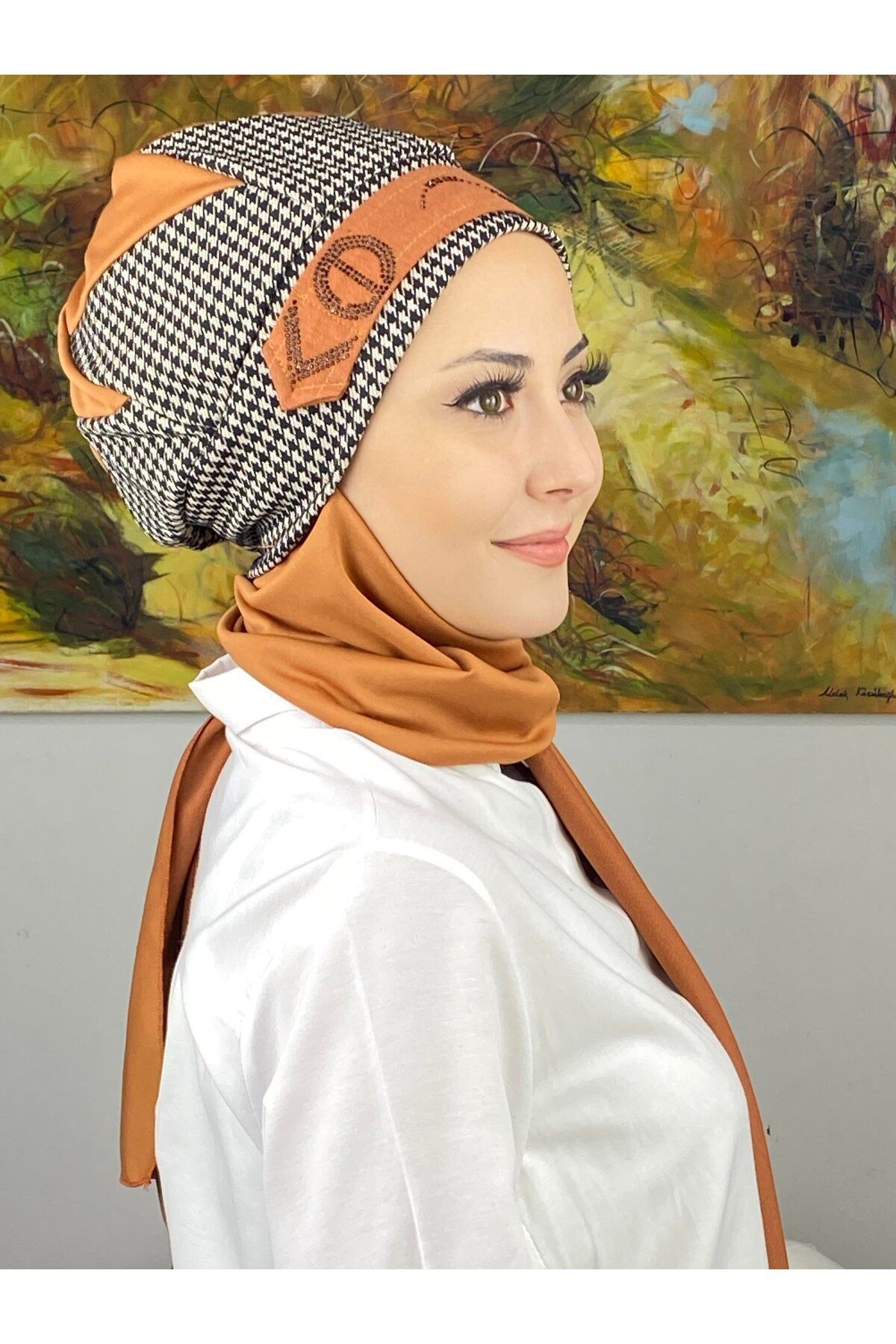 Çarkıfelek Model Kazayaklı Kemer Desenli Taşlı Koyu Hardal Atkılı Bere