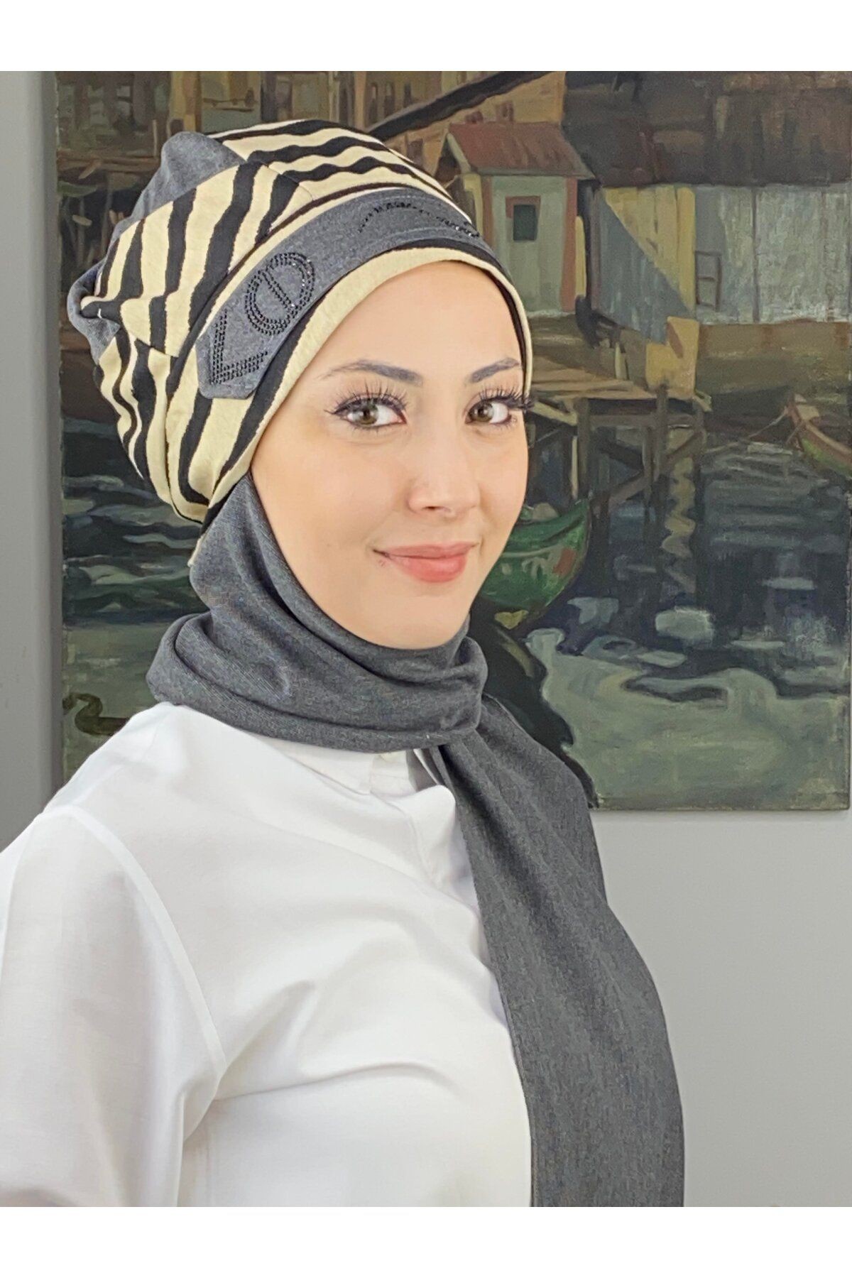 Çarkıfelek Model Taşlı Kemerli iri Krem Zebra Desen Koyu Gri Atkılı Bere