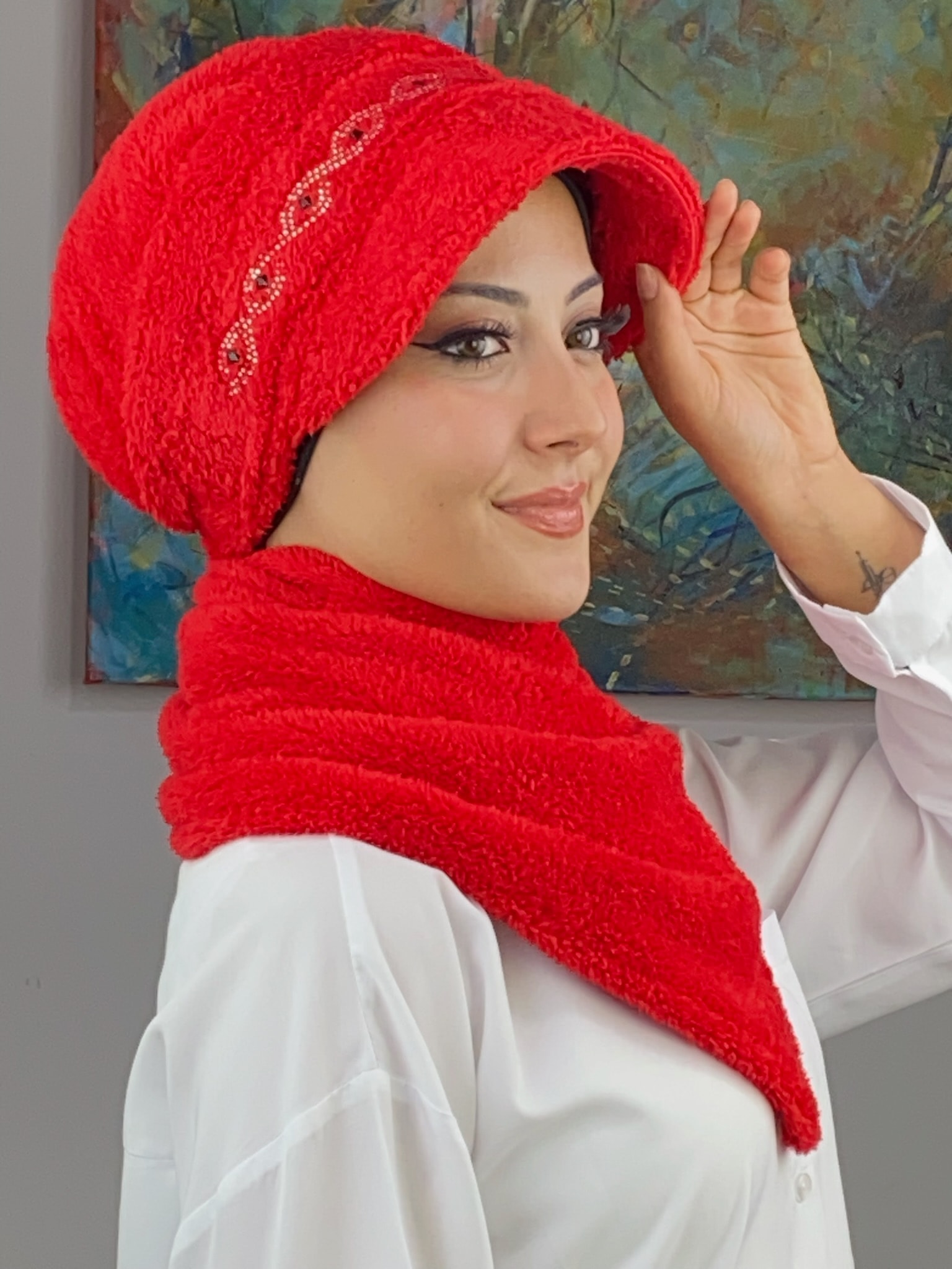 PELUŞ SİYAH KARE TAŞ DETAYLI ŞAPKA 