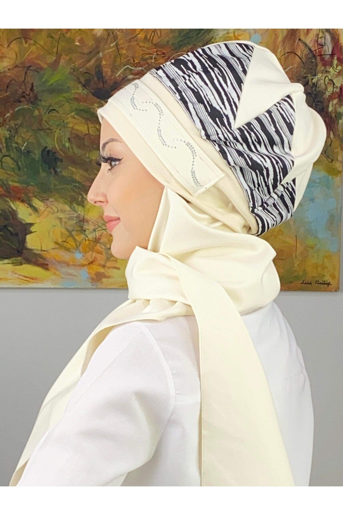 Çarkıfelek Model Çizgili Kemer Desenli Taşlı Krem Atkılı Bere