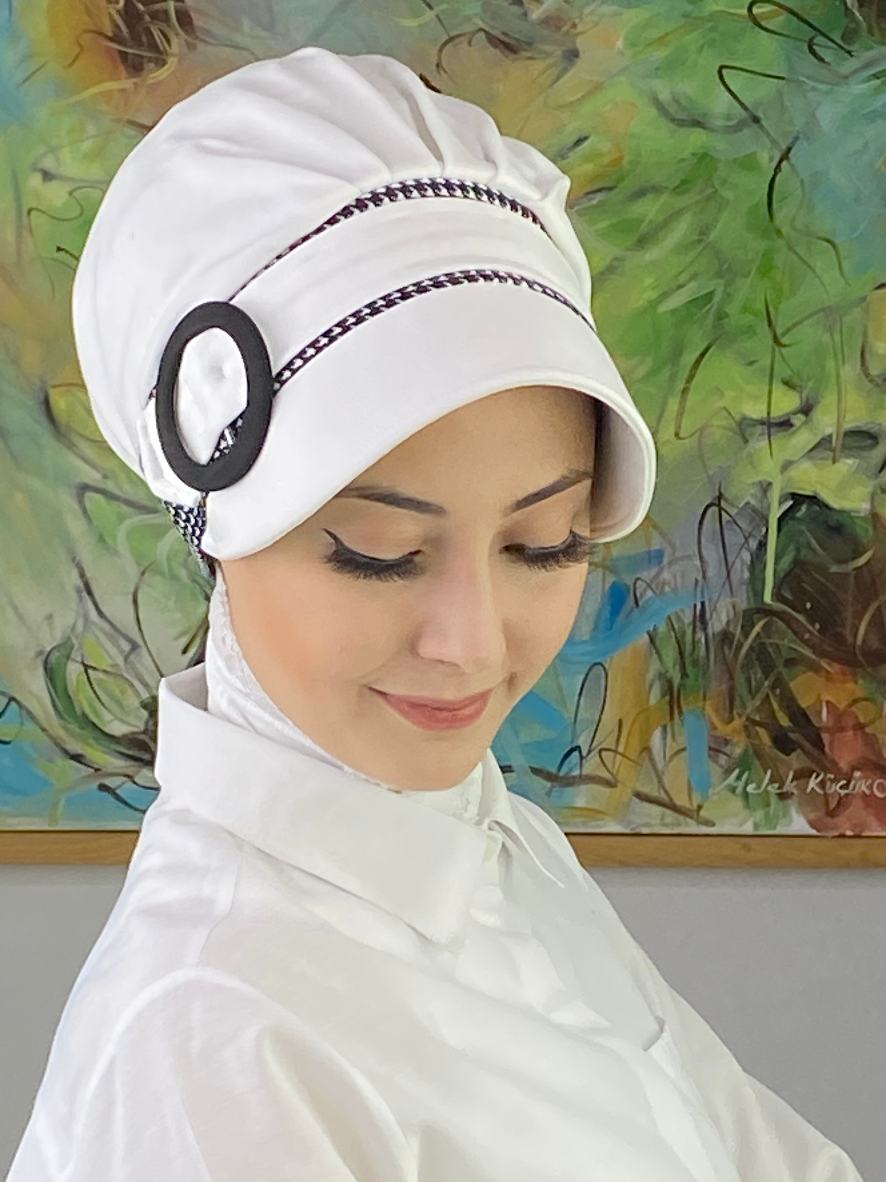 Nazlı Model Tokalı İri Siyah Beyaz Kazayaklı Tesettür Şapka