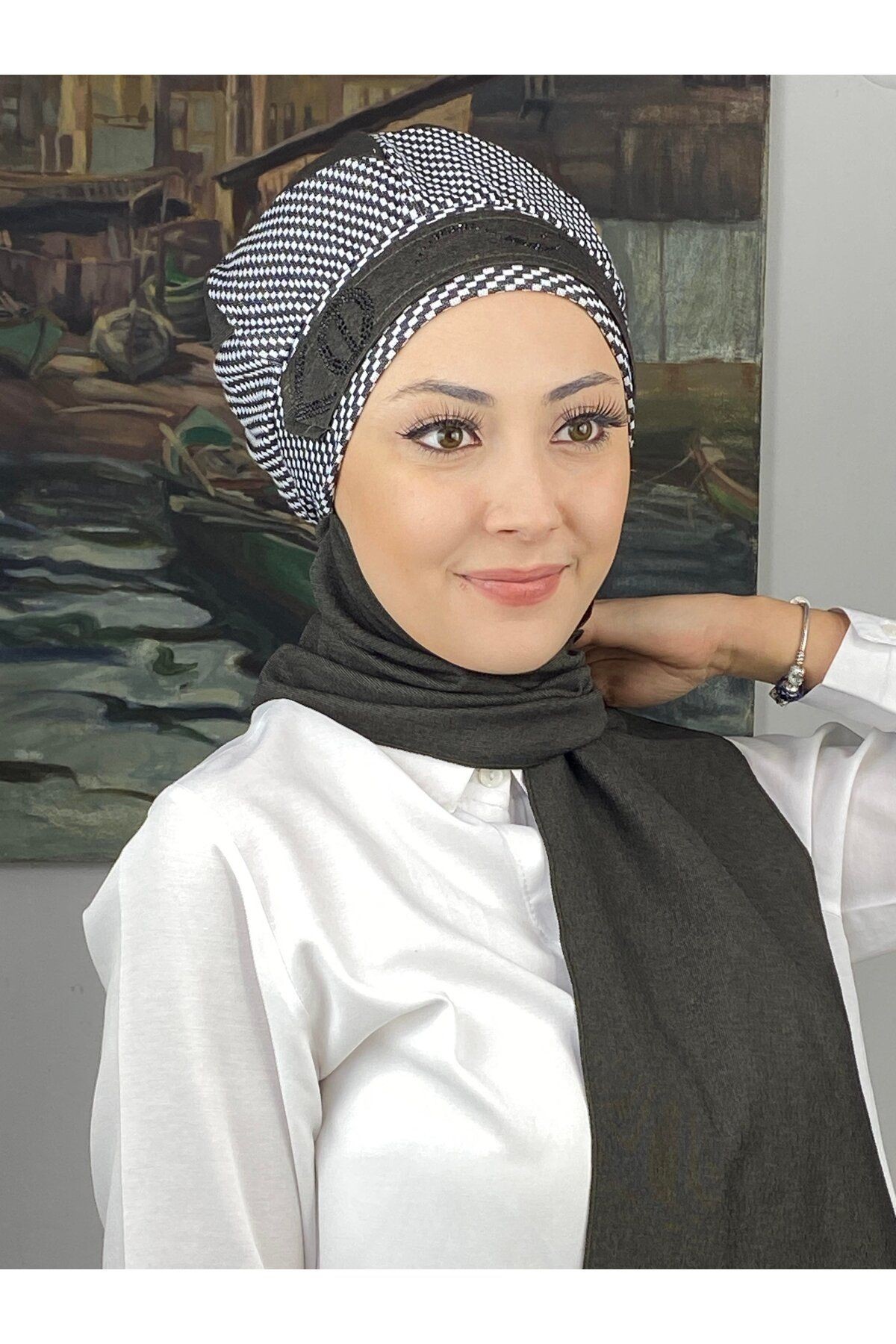 Çarkıfelek Model Taşlı Kemerli Gri Beyaz Zigzag Desen Koyu Gri Atkılı Bere