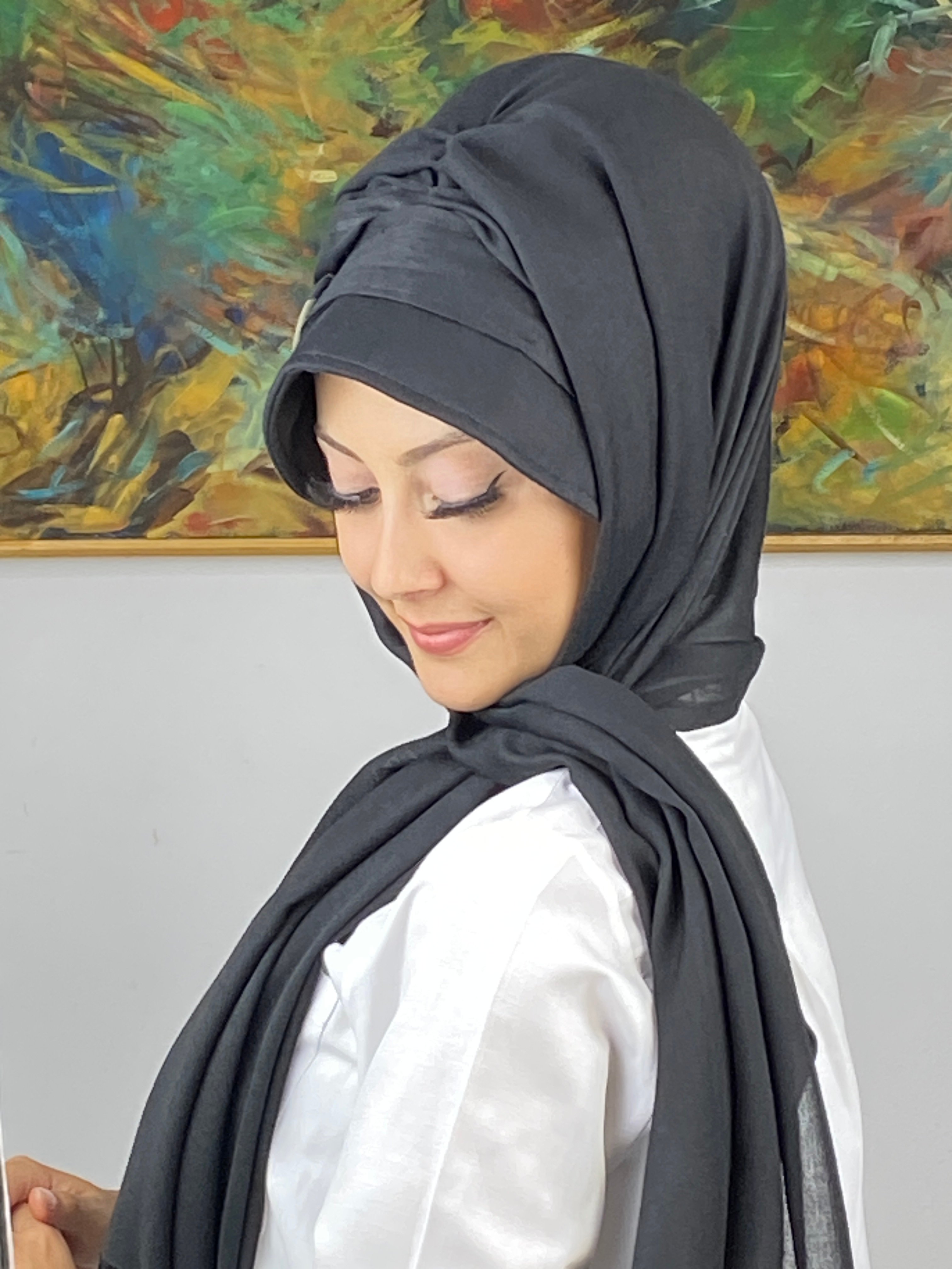 Siyah Renkli Tokalı Siperli Şapka Şal