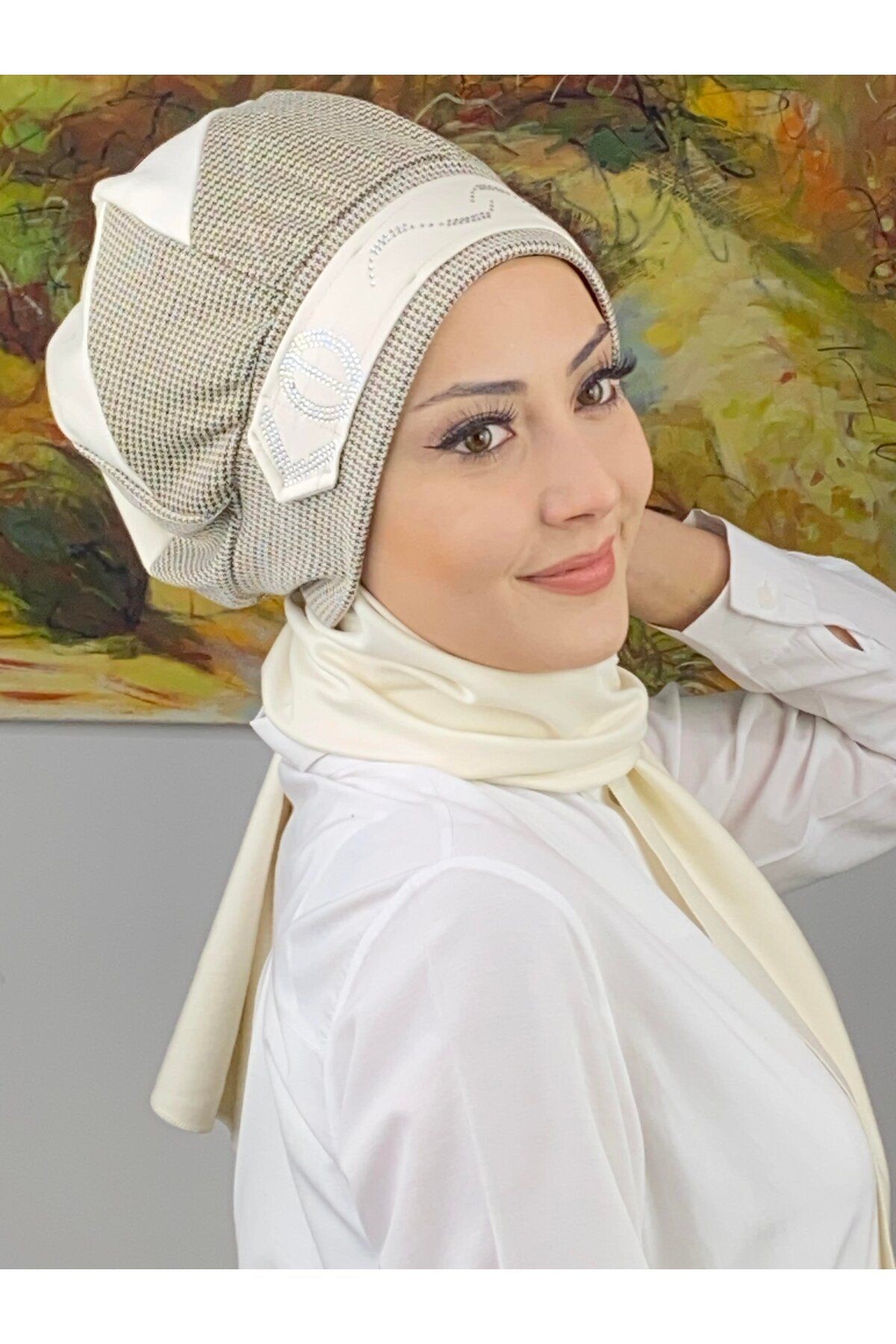 Çarkıfelek Model Küçük Kazayaklıi Kemer Desenli Taşlı Krem Atkılı Bere