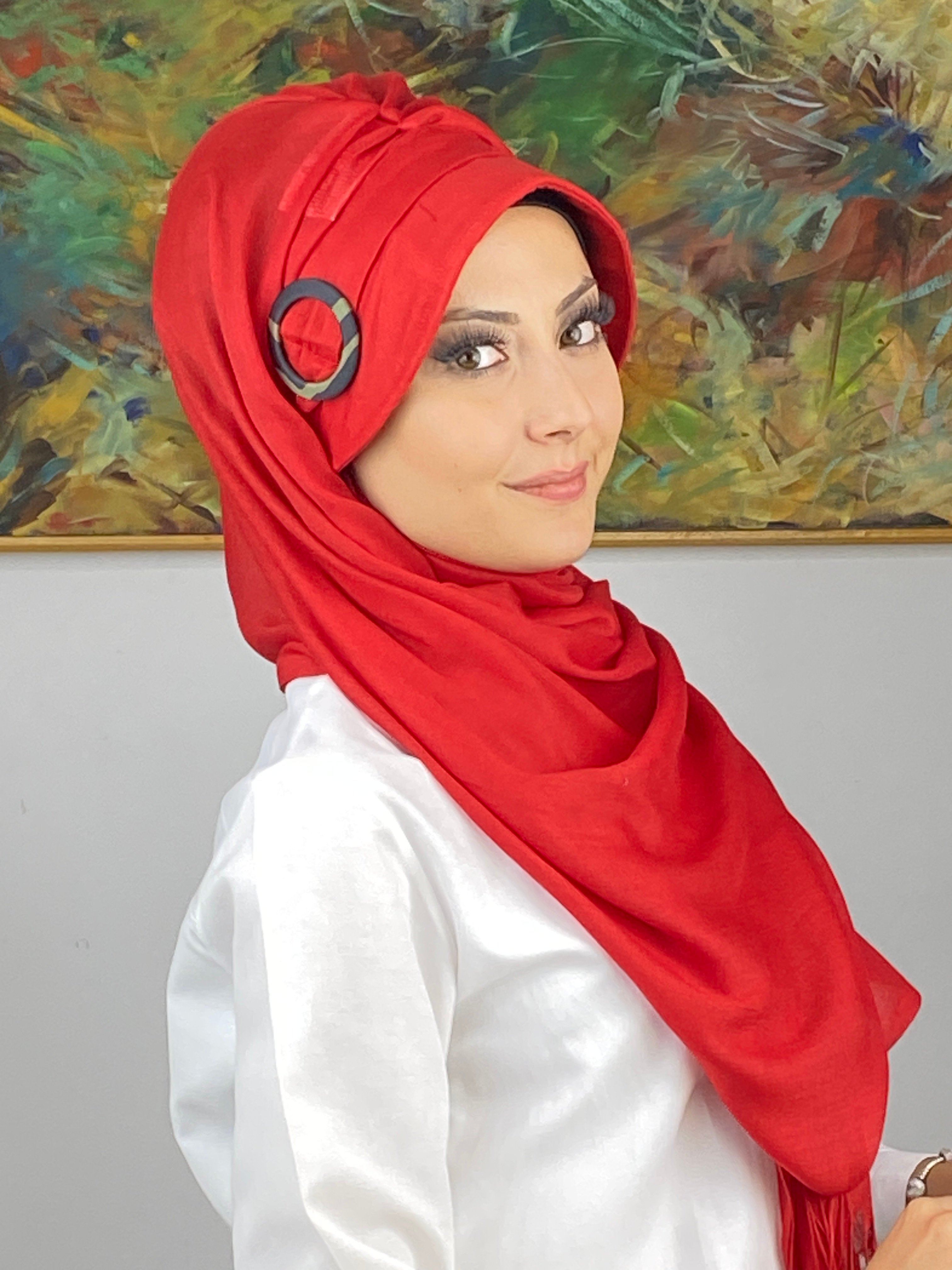 Kırmızı Renkli Tokalı Siperli Şapka Şal