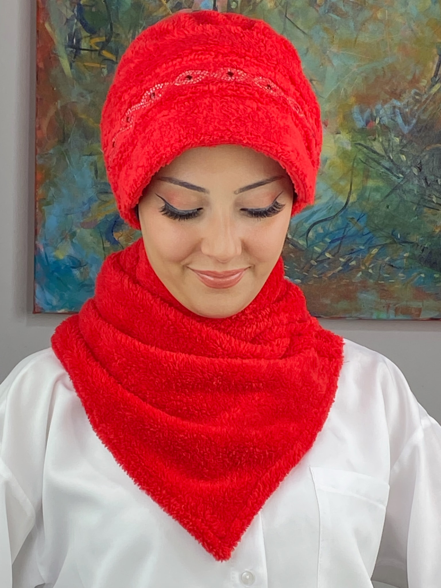 PELUŞ SİYAH KARE TAŞ DETAYLI ŞAPKA 