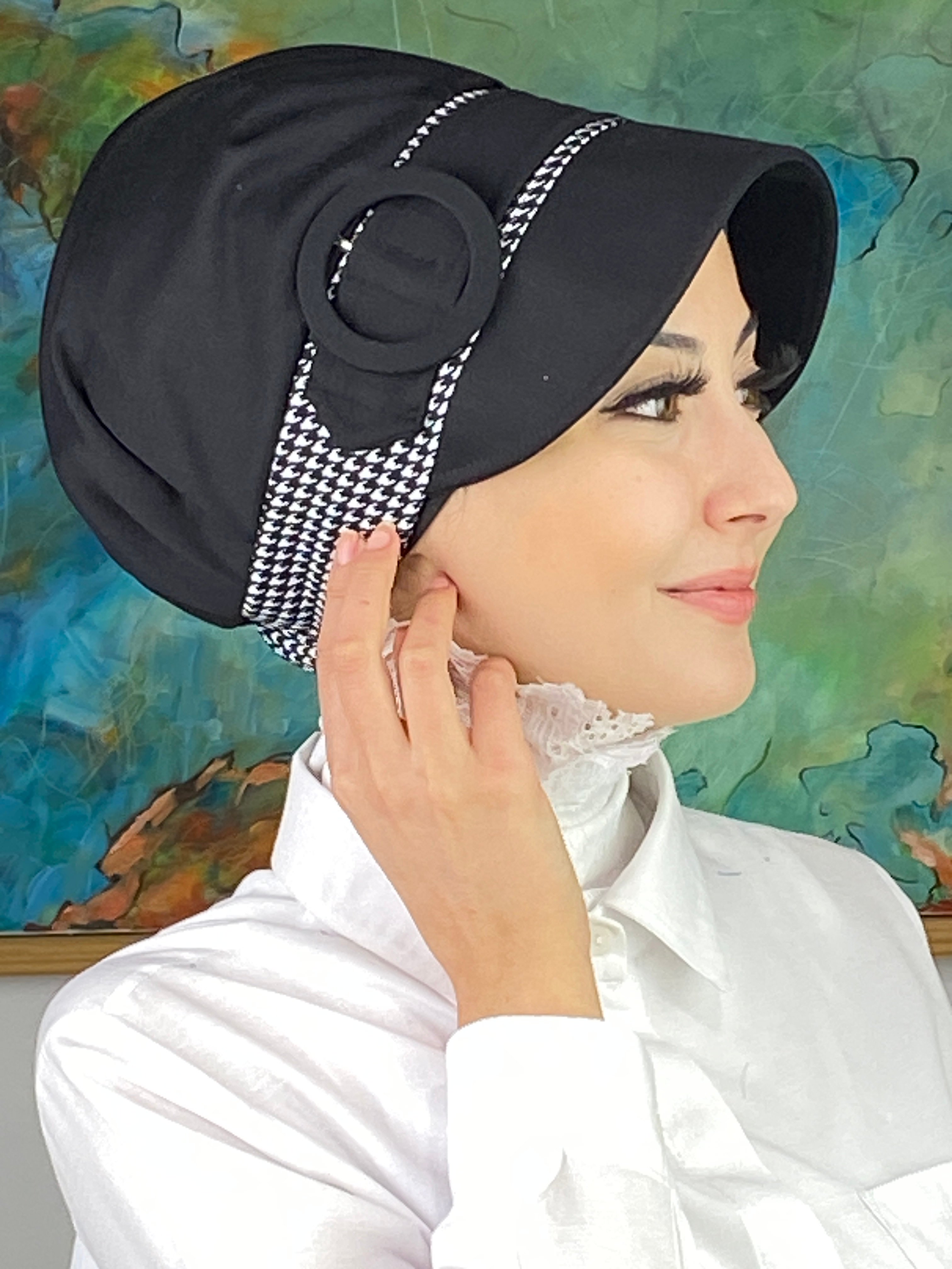 Nazlı Model Tokalı  İri Siyah&Beyaz Kazayaklı Tesettür Şapka