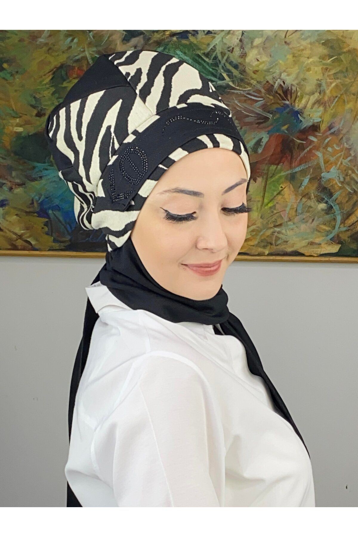 Çarkıfelek Model Taşlı Kemerli Zebra Desen Siyah Atkılı Bere