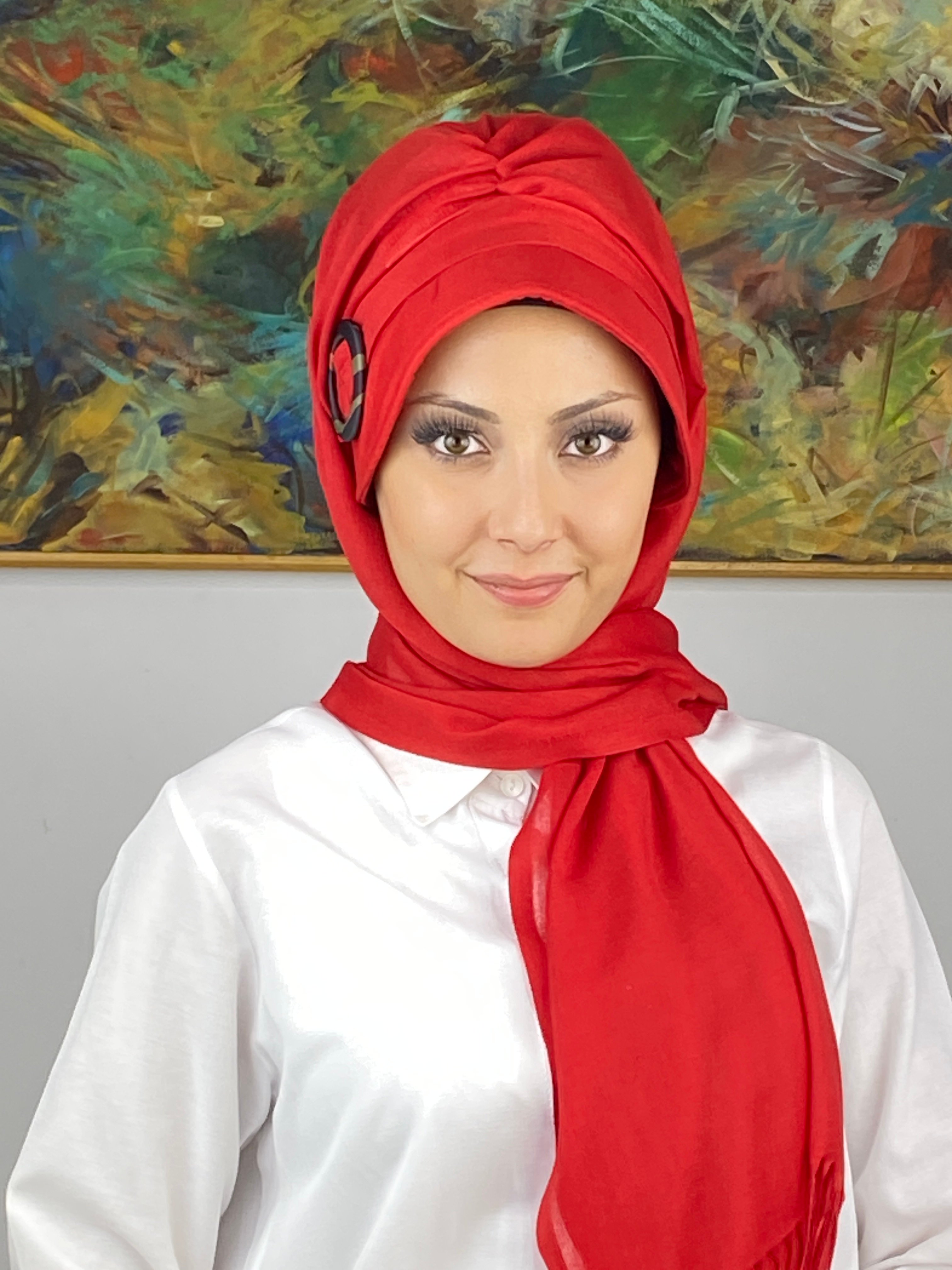 Kırmızı Renkli Tokalı Siperli Şapka Şal