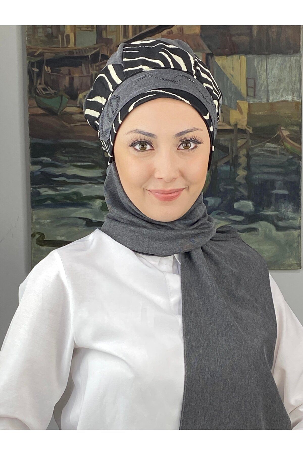 Çarkıfelek Model Taşlı Kemerli iri Siyah Zebra Desen Koyu Gri Atkılı Bere