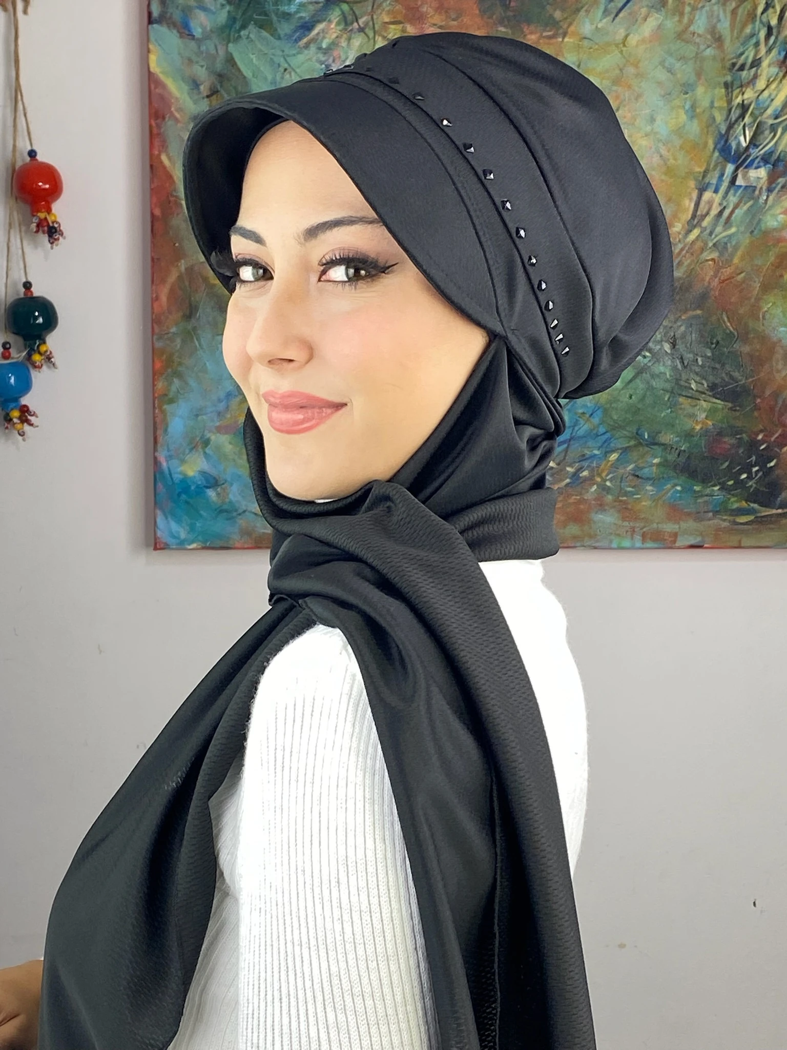 KARE SİYAH  TAŞ DETAYLI ŞAPKA