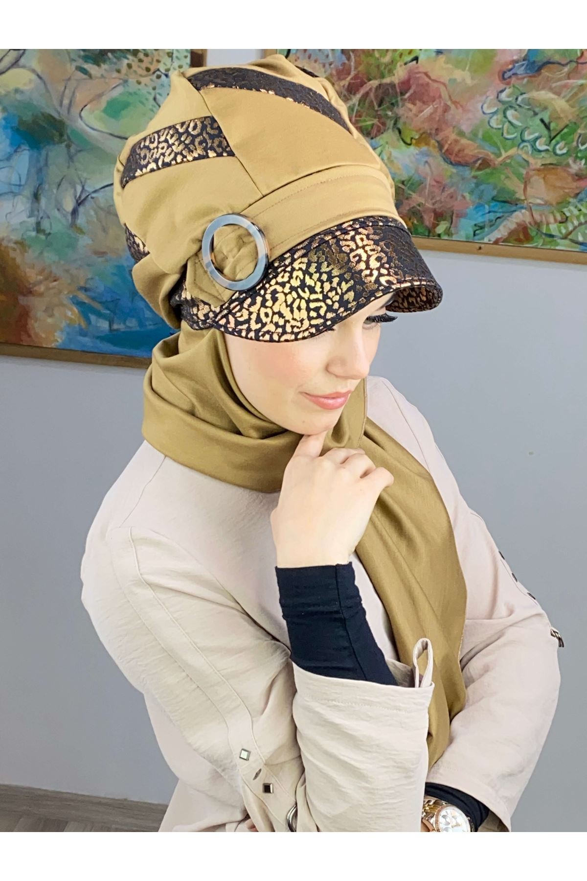 Parlak Bakır Leopar Şeritli Çarkıfelek Model Sütlü Kahve Renkli Tokalı Atkılı Şapka