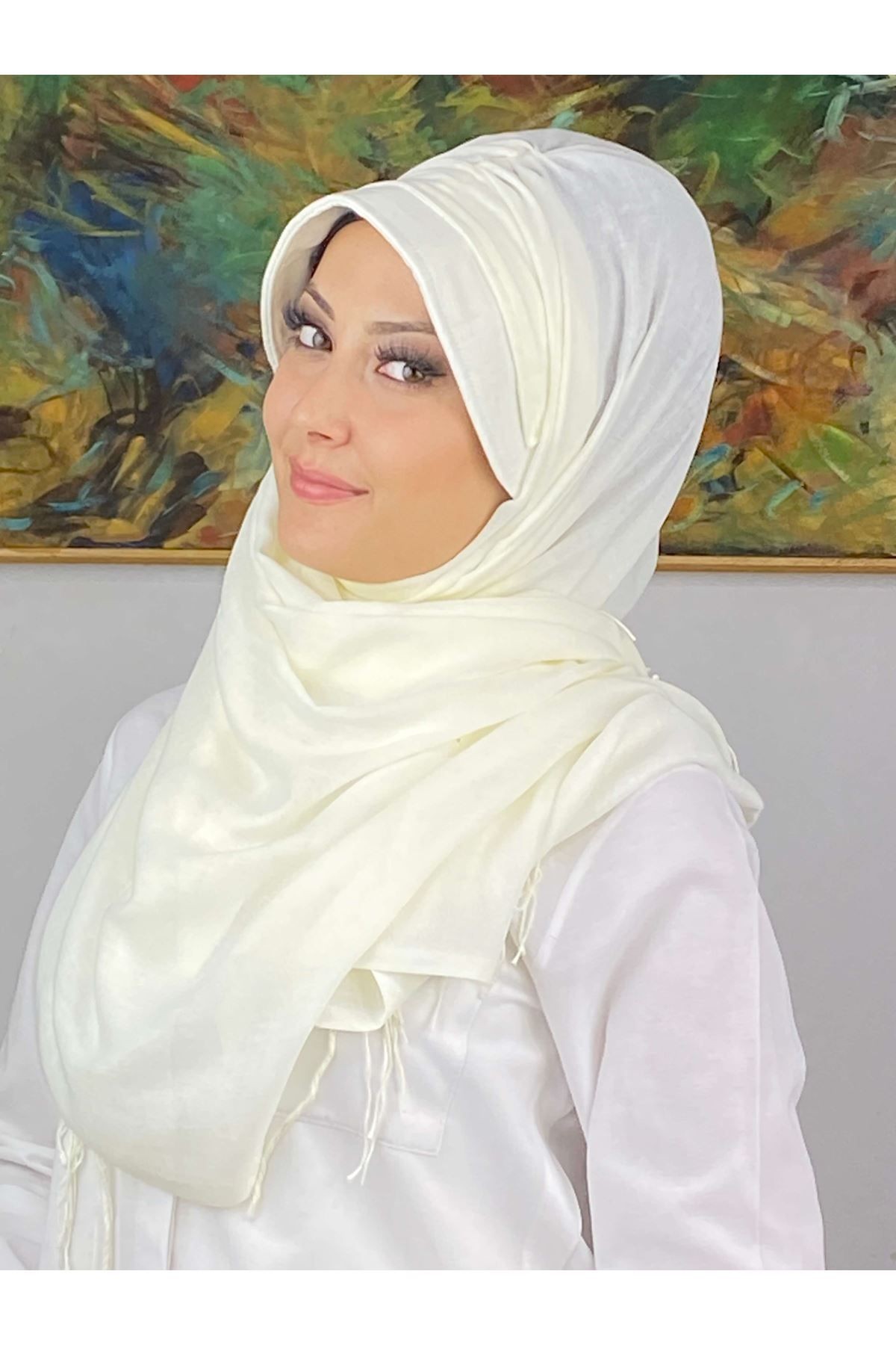Beyaz Renkli Tokalı Siperli Şapka Şal