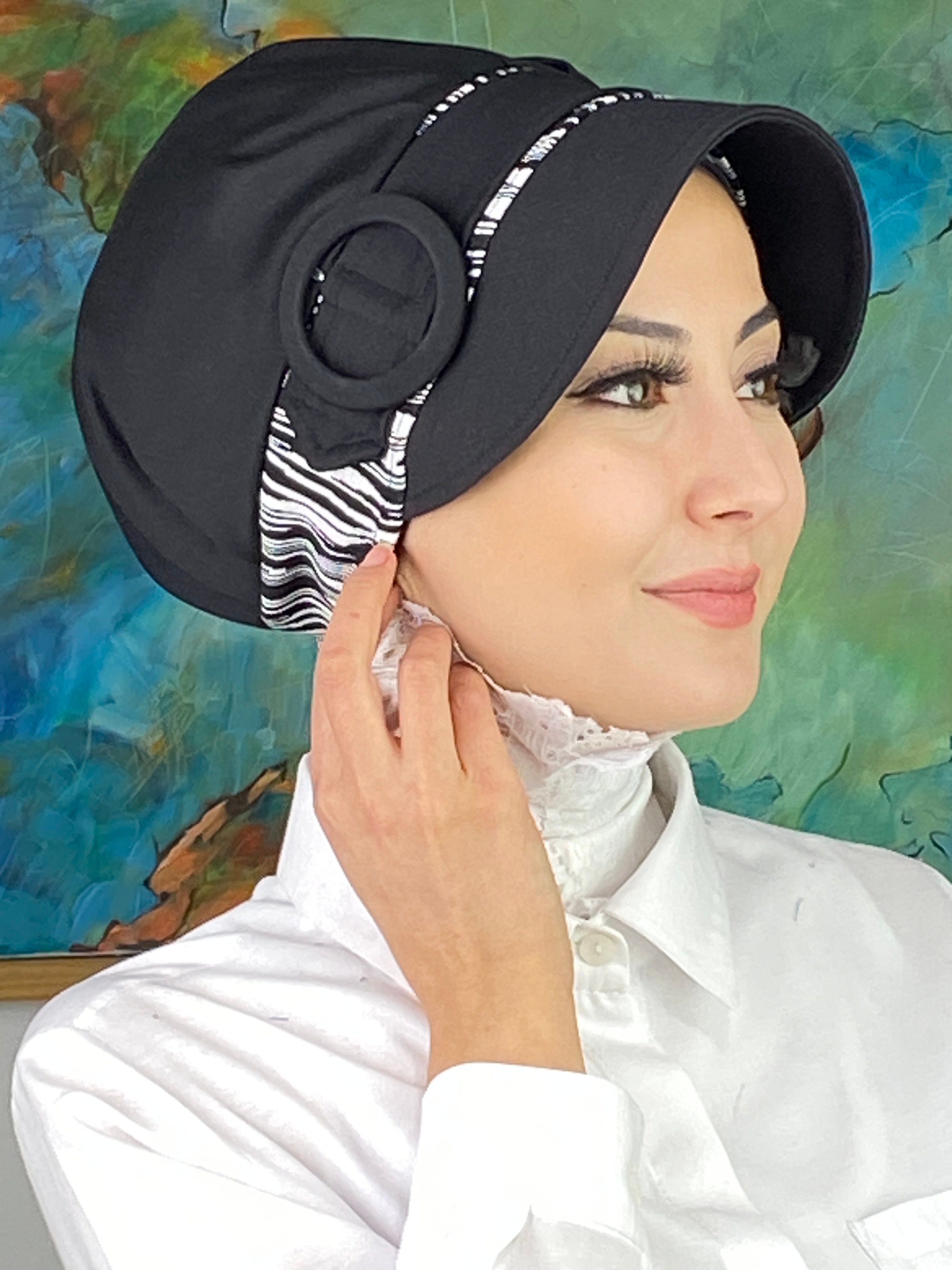 Nazlı Model Tokalı İnce Çizgili Tesettür Şapka