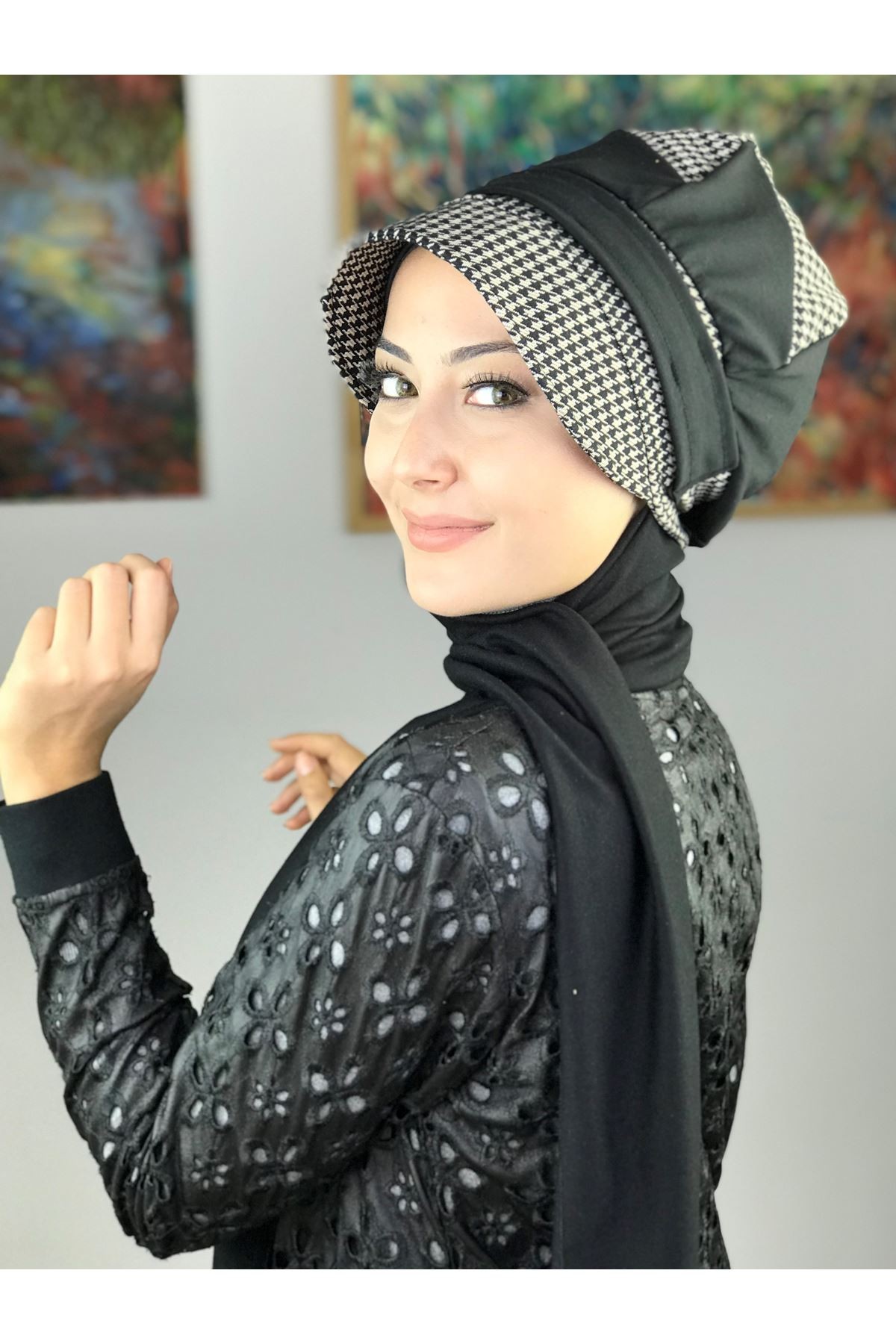 Çarkıfelek Siyah Krem Kazayağı Tokalı Atkılı Şapka Şal