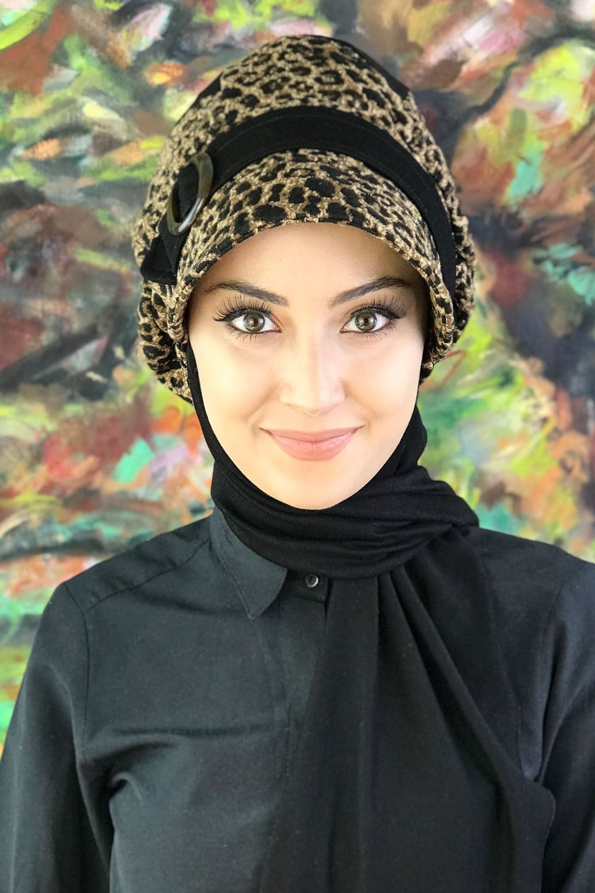 Leopar Desenli Çarkıfelek Model Tokalı Atkılı Siyah Şapka Şal