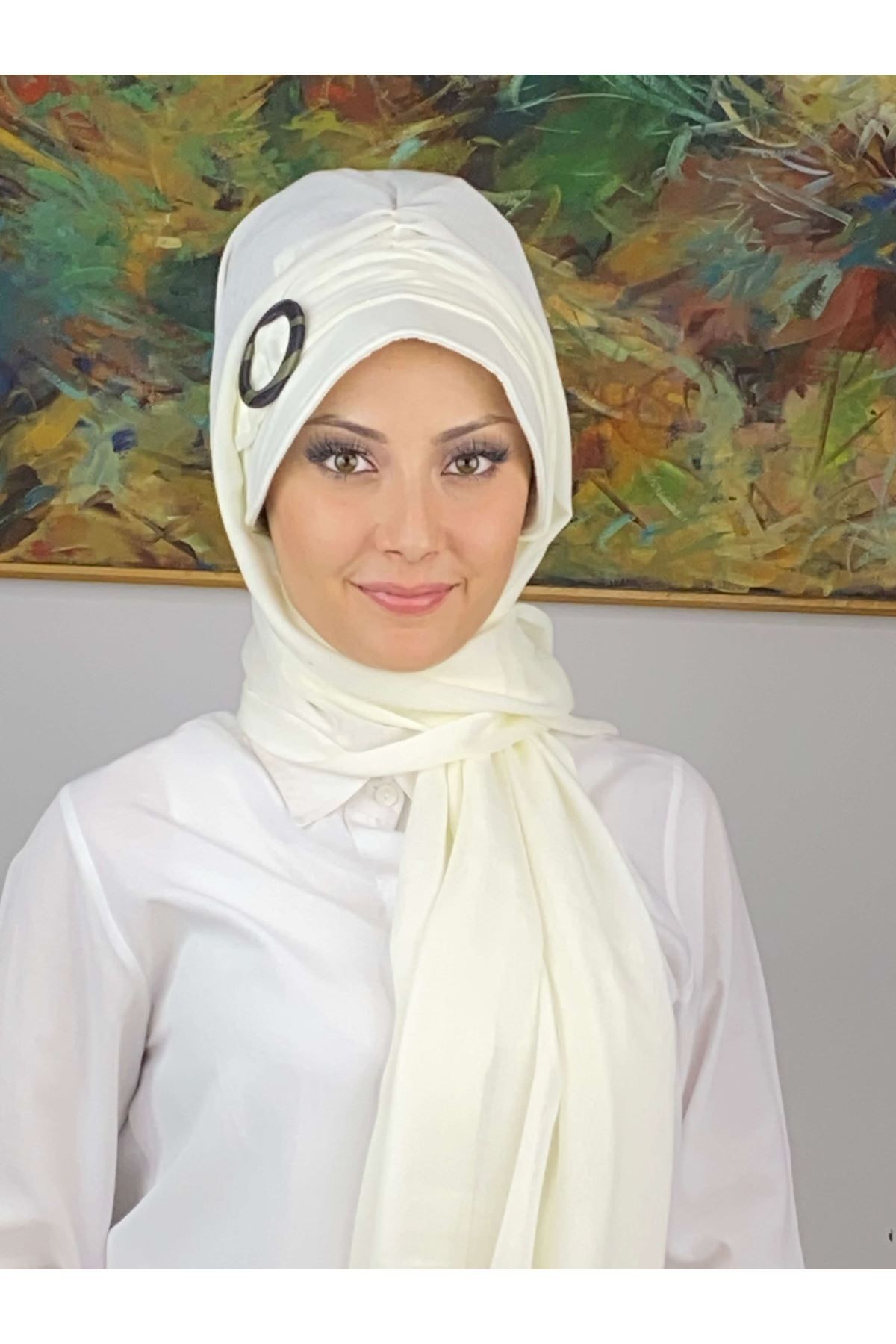 Beyaz Renkli Tokalı Siperli Şapka Şal