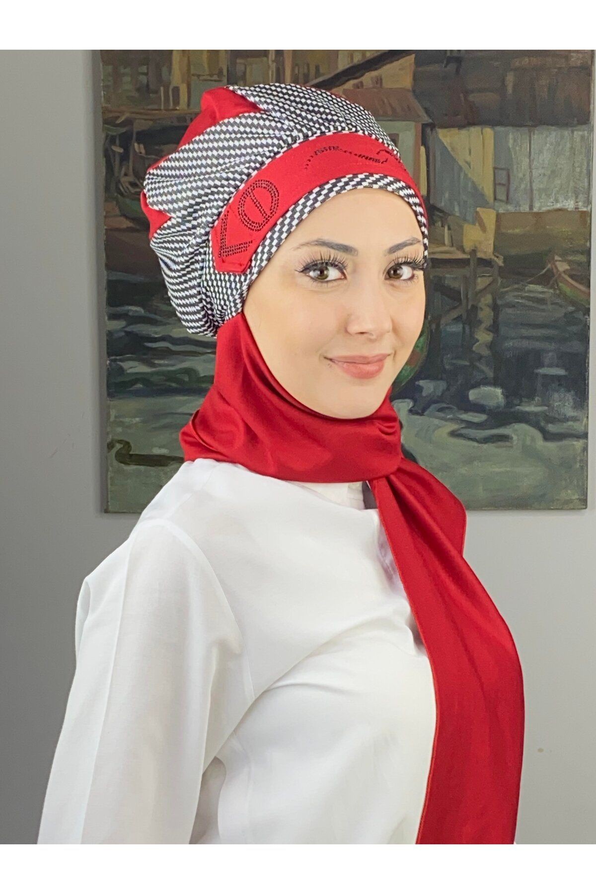 Çarkıfelek Model Taşlı Kemerli Gri Beyaz Zigzag Desen Kırmızı Atkılı Bere