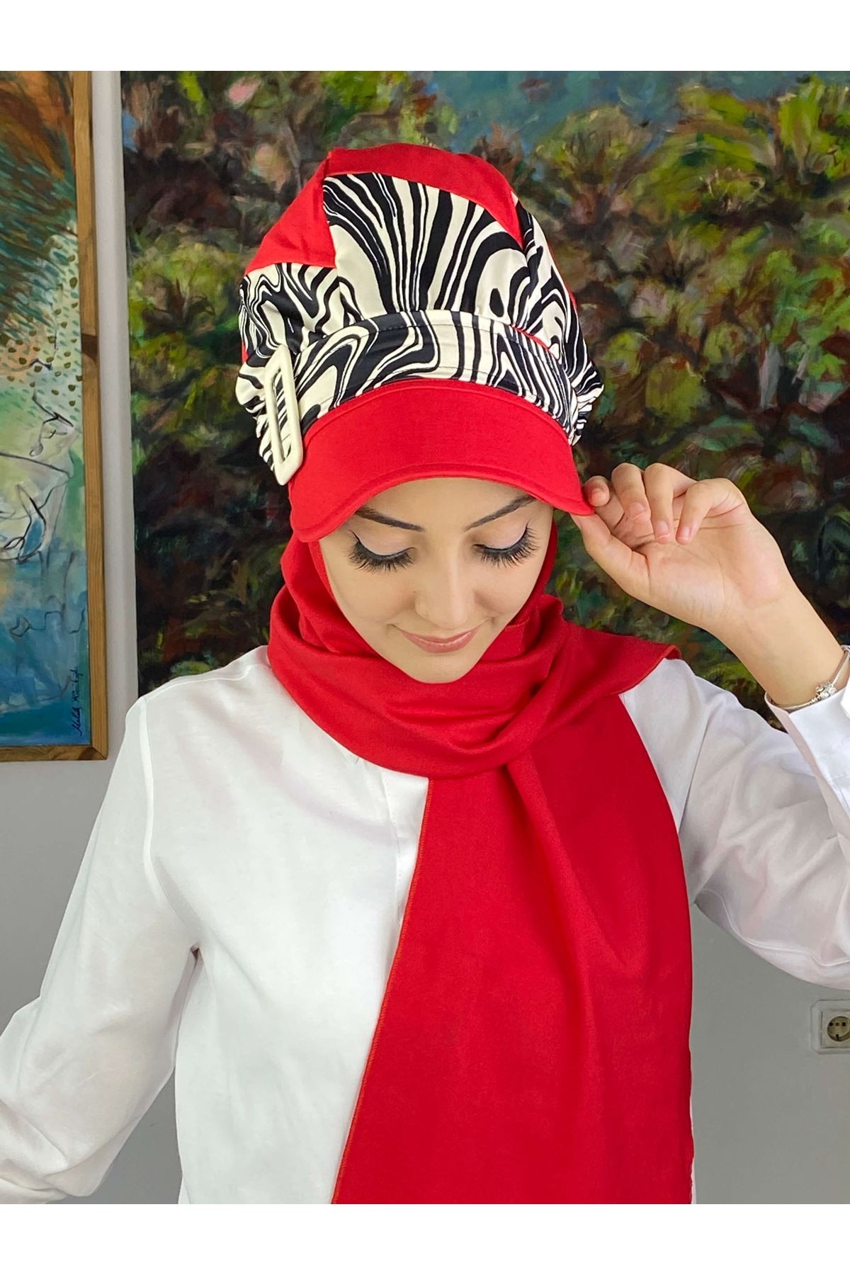 Parlak Zebralı Kırmızı Tokalı Tesettür Şapka Şal