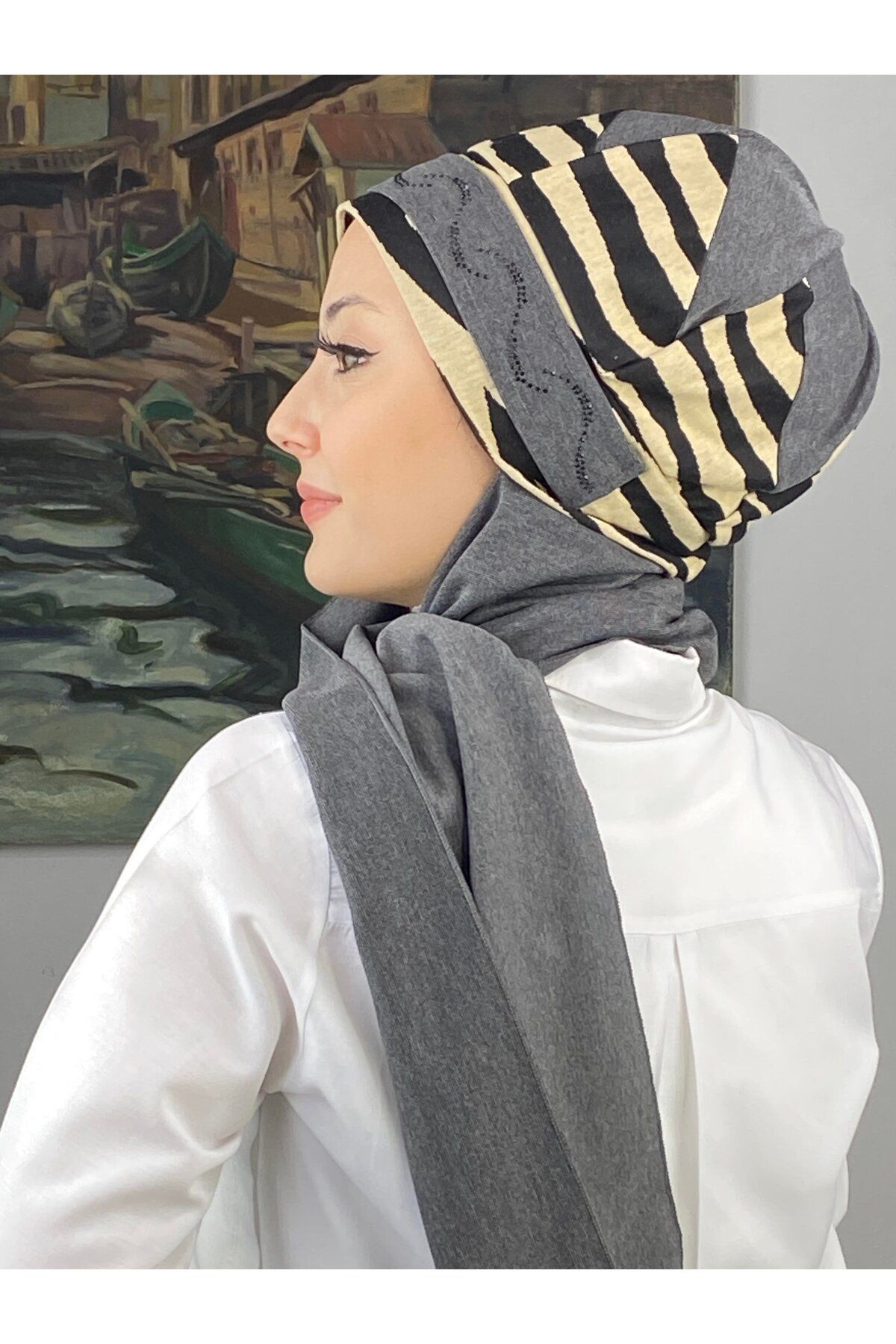 Çarkıfelek Model Taşlı Kemerli iri Krem Zebra Desen Koyu Gri Atkılı Bere