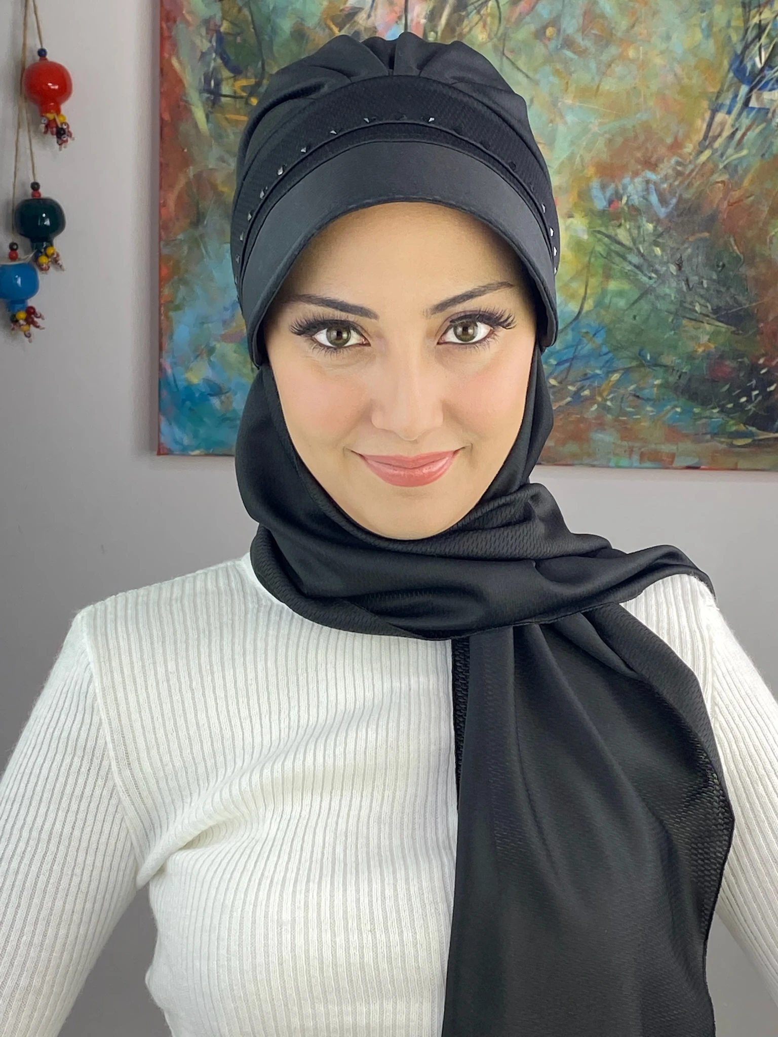 KARE SİYAH  TAŞ DETAYLI ŞAPKA