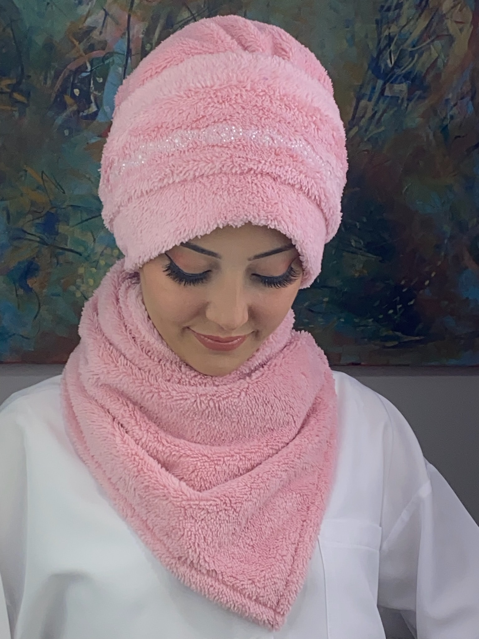 PELUŞ KARE TAŞ DETAYLI BERE