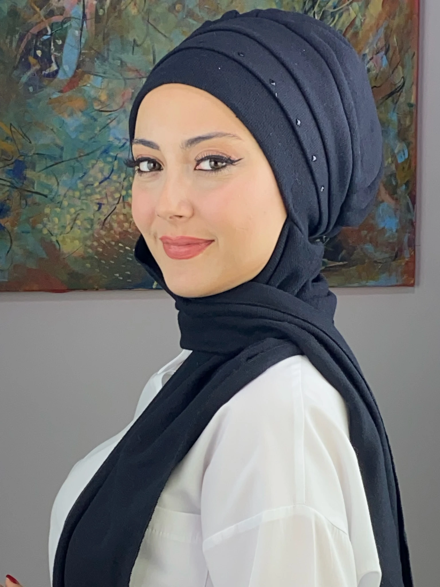 SİYAH KARE TAŞ DETAYLI BERE - siyah