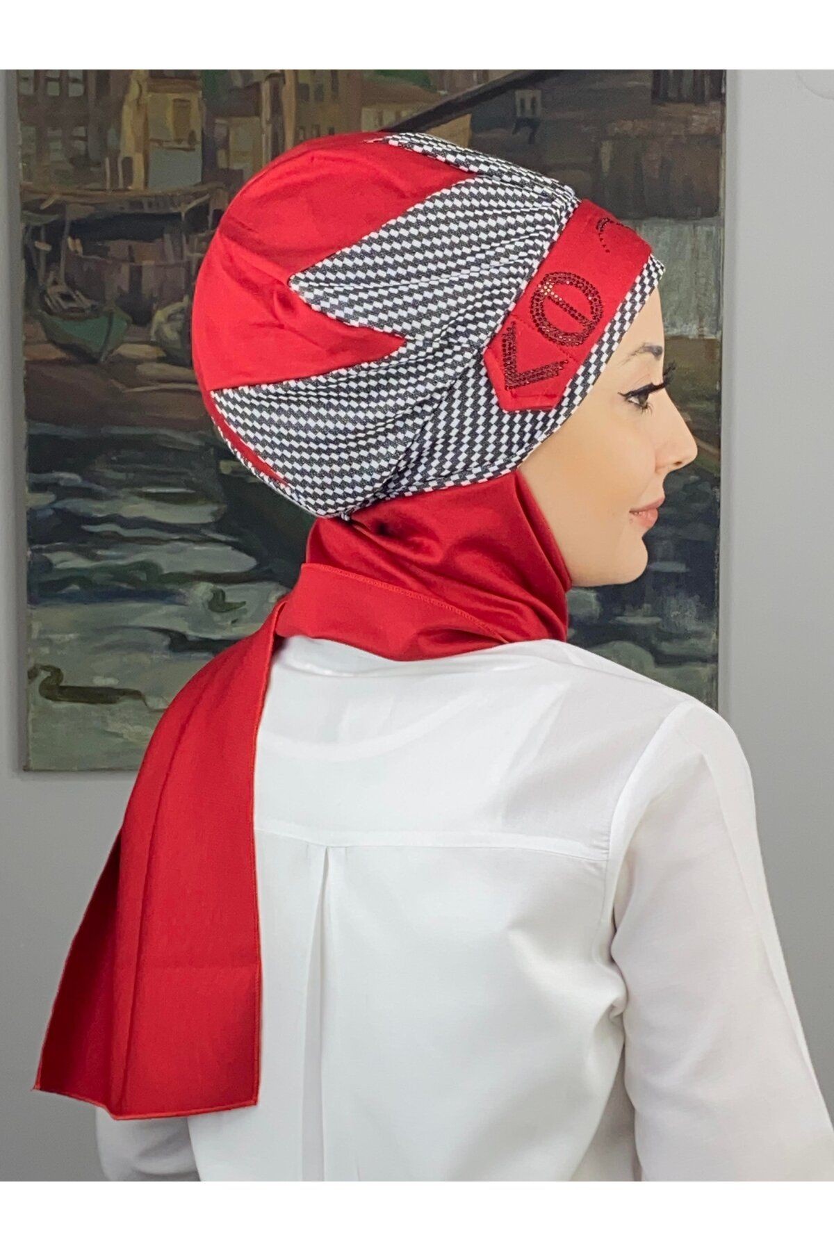 Çarkıfelek Model Taşlı Kemerli Gri Beyaz Zigzag Desen Kırmızı Atkılı Bere