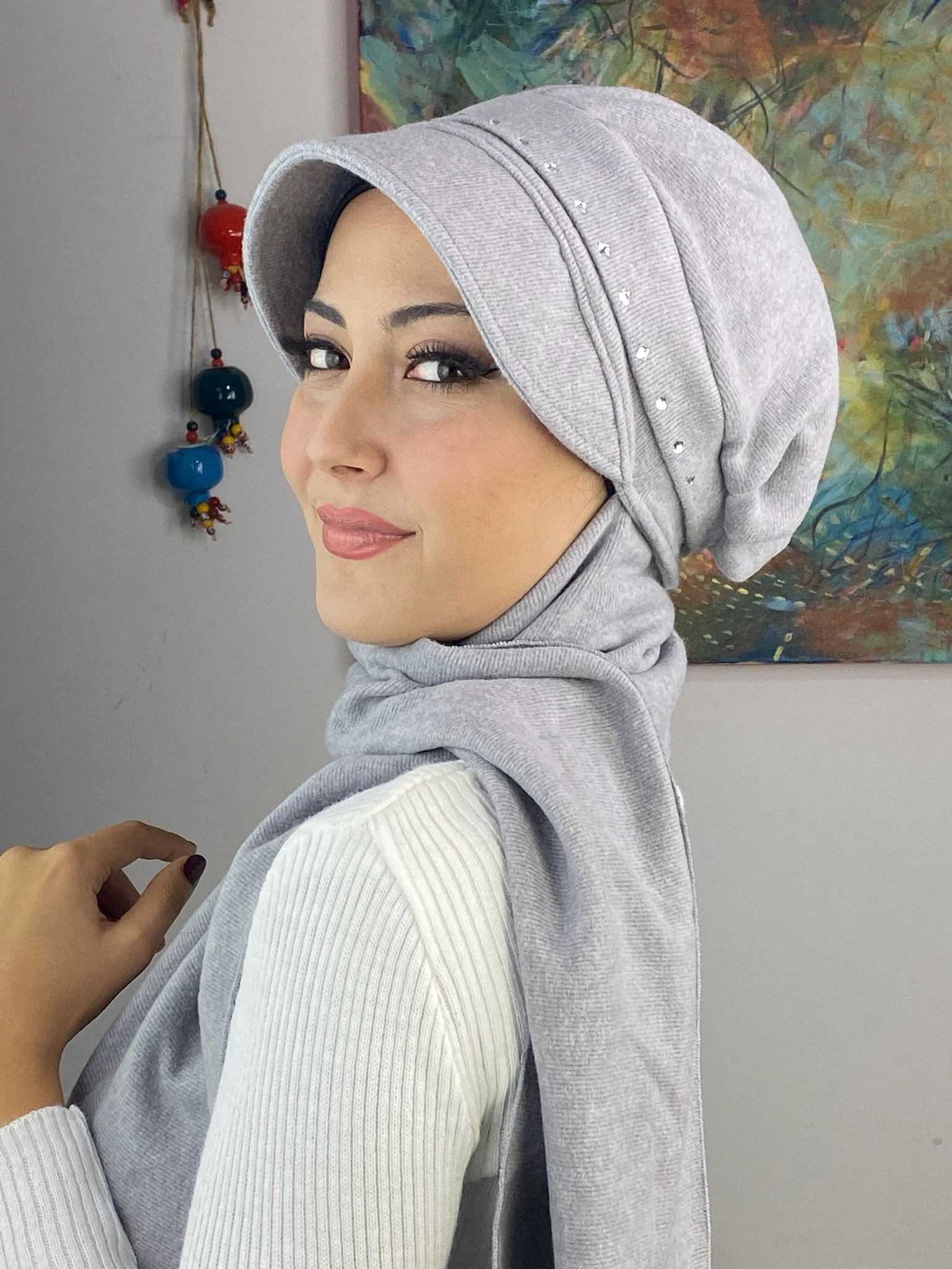 KARE TAŞ DETAYLI ŞAPKA 