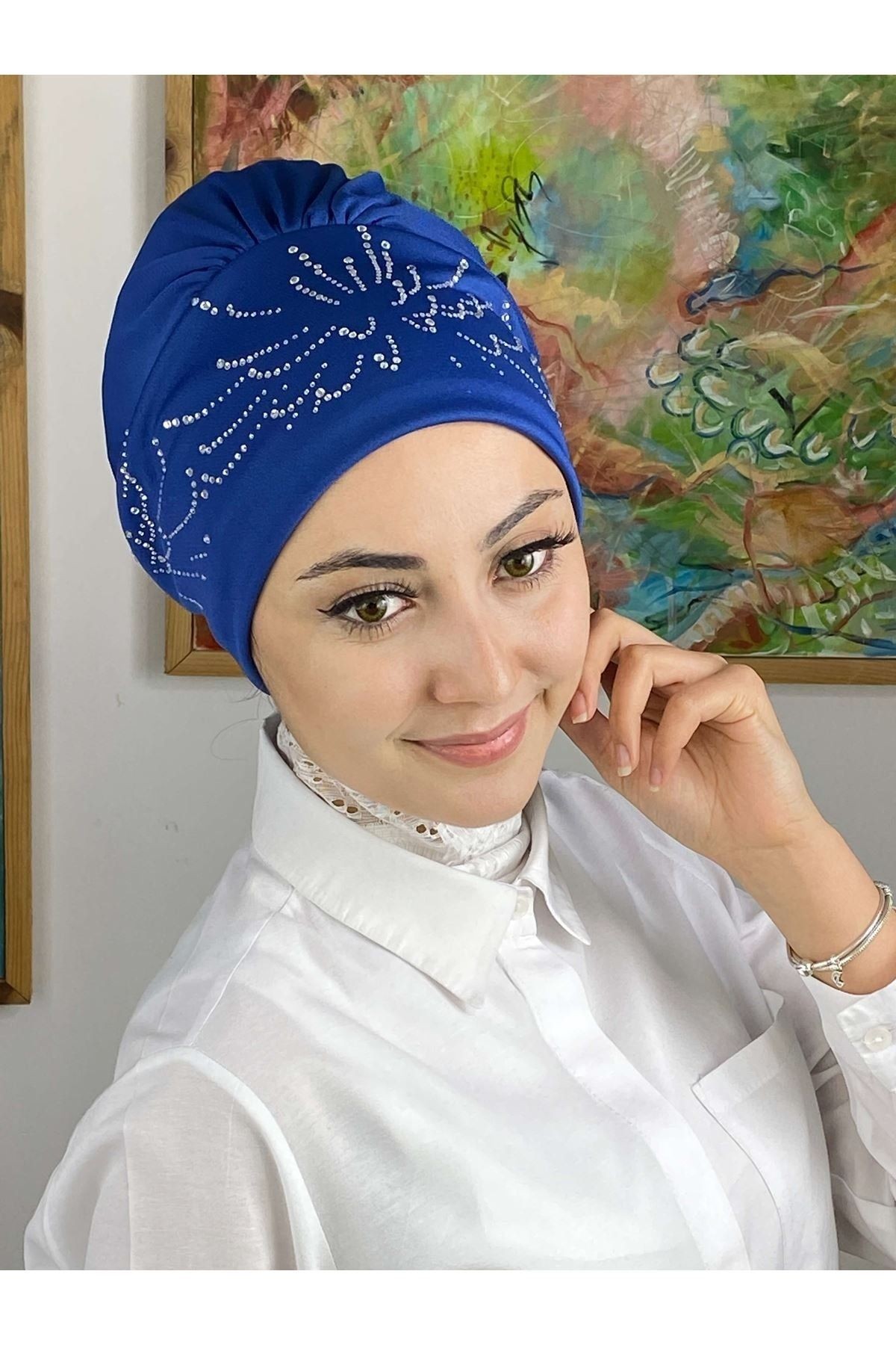 قبعة ساكسفون زرقاء اللون مع أحجار نموذجية على شكل ألعاب نارية
