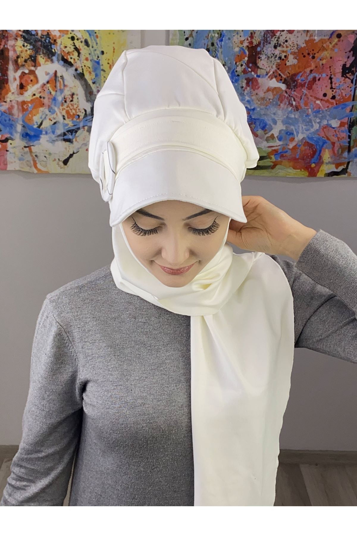 Yuvarlak Tokalı Çarkıfelek Model Beyaz Atkılı Şapka Şal
