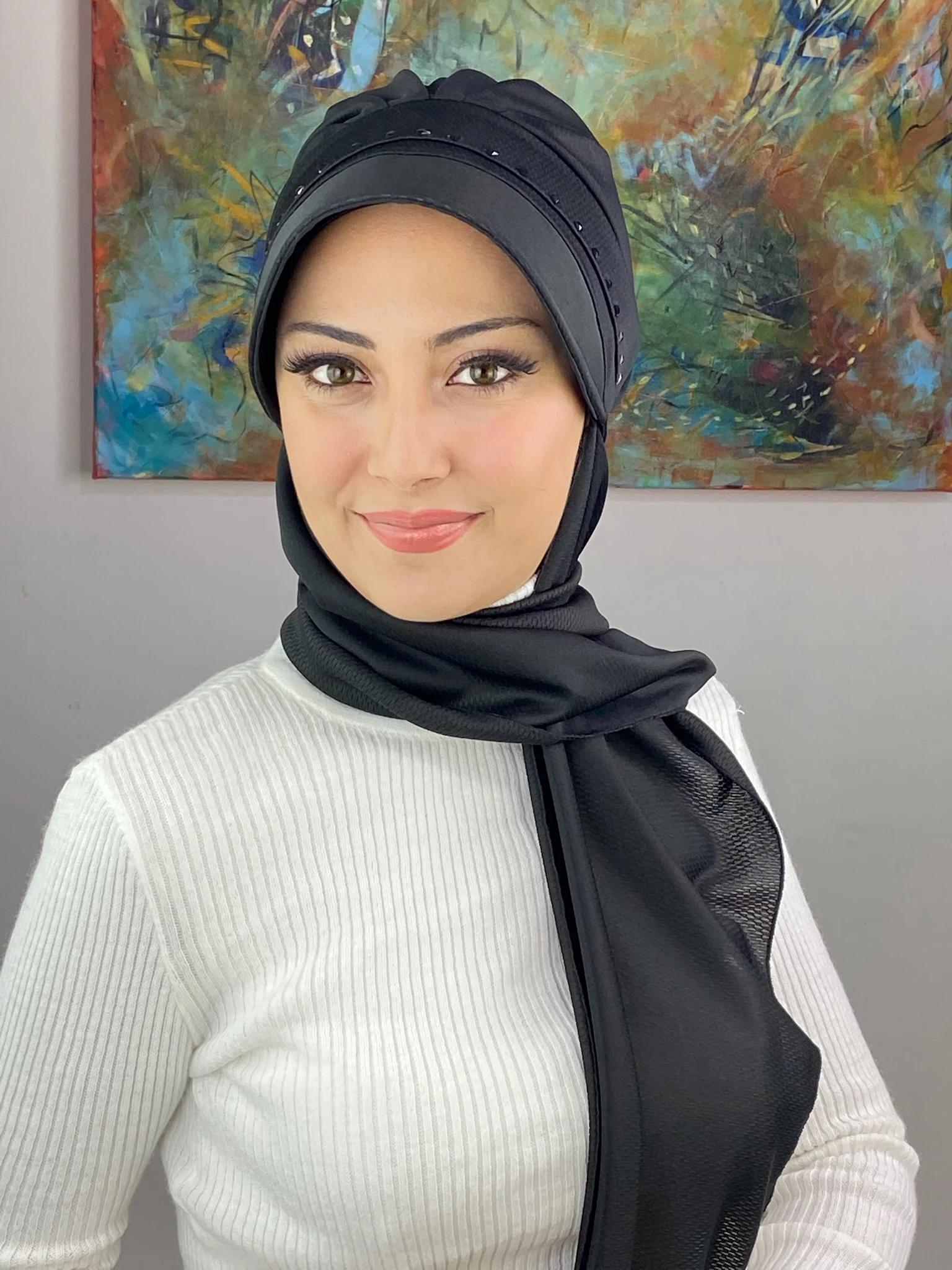 KARE SİYAH  TAŞ DETAYLI ŞAPKA