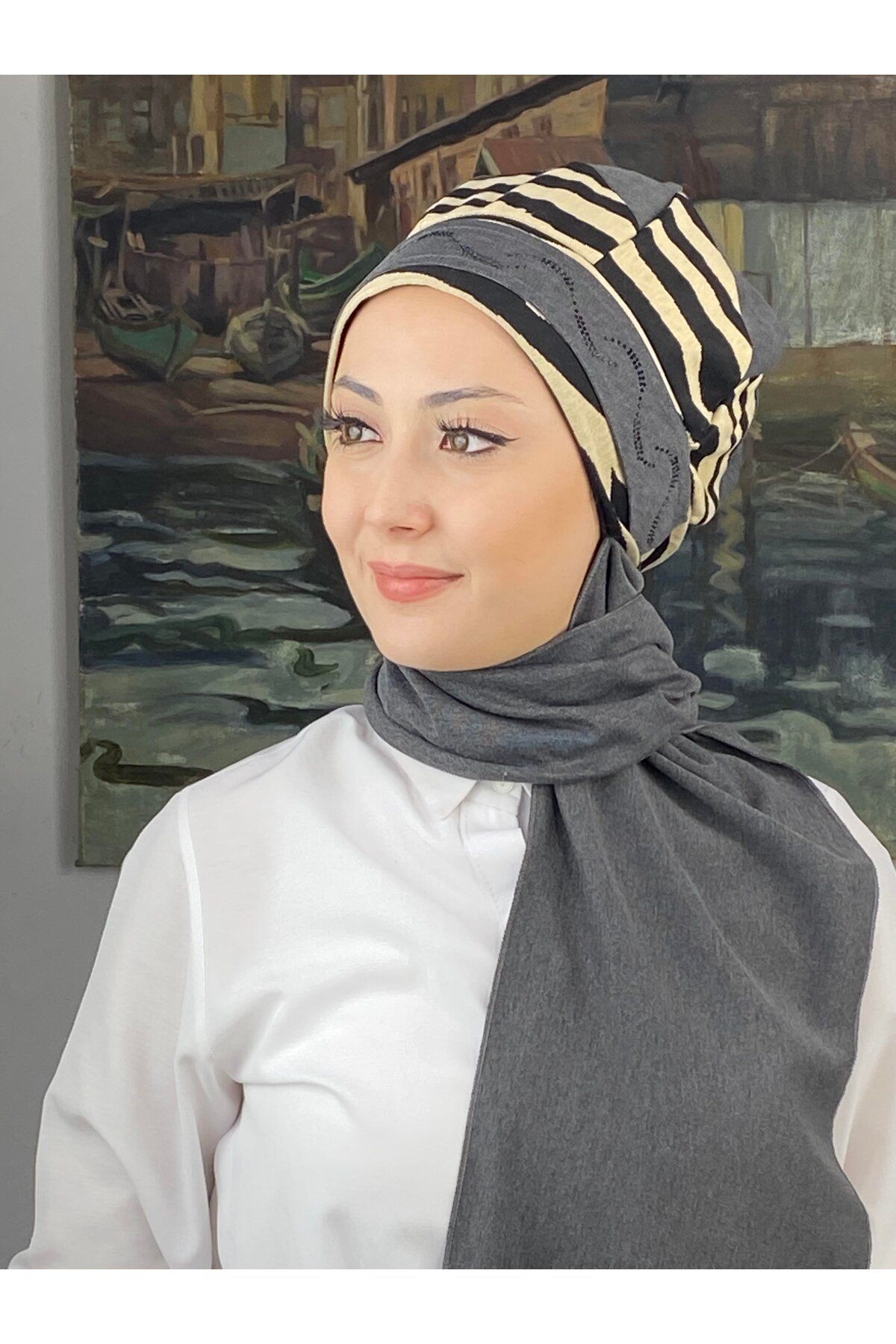 Çarkıfelek Model Taşlı Kemerli iri Krem Zebra Desen Koyu Gri Atkılı Bere