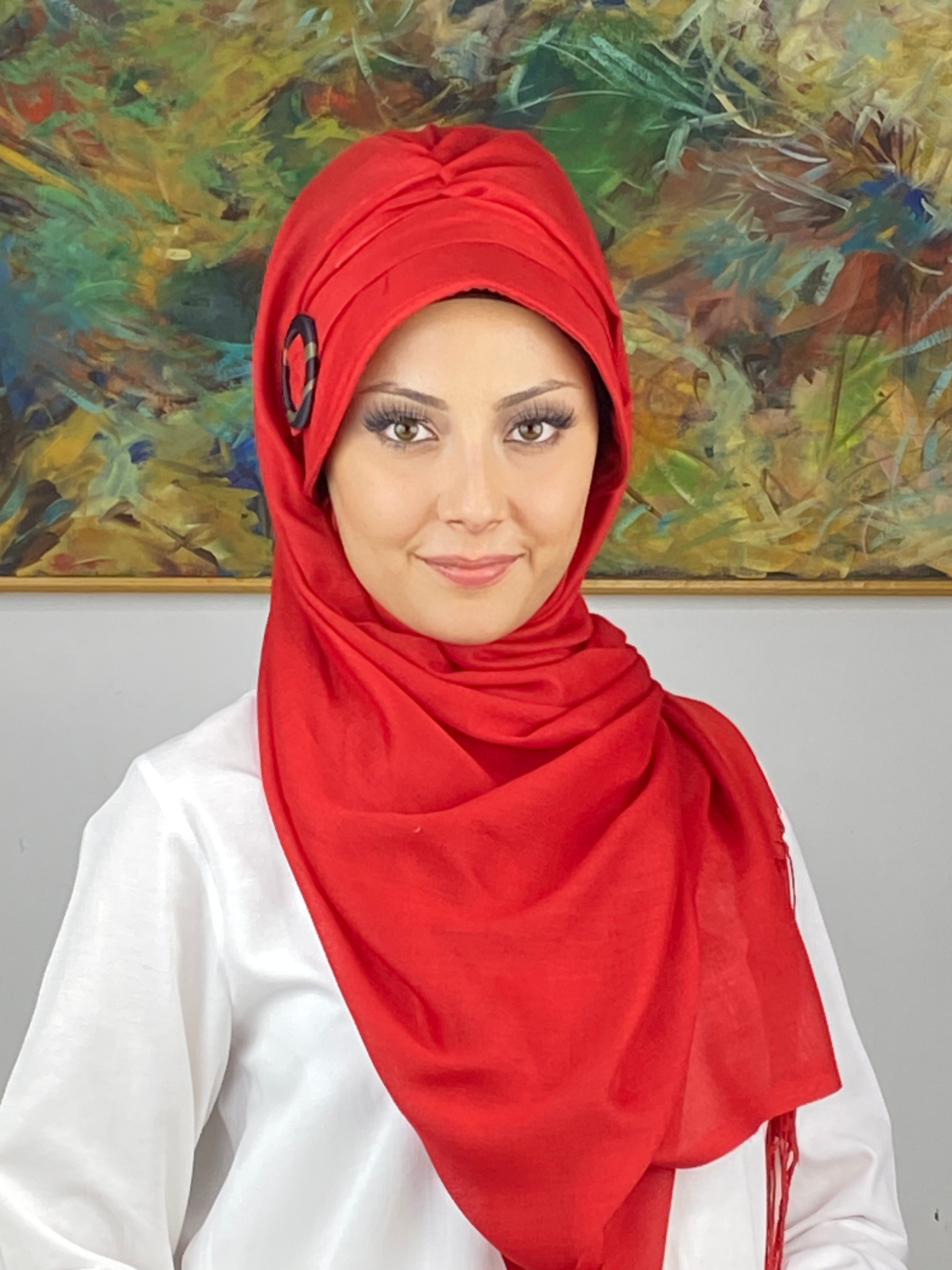Kırmızı Renkli Tokalı Siperli Şapka Şal
